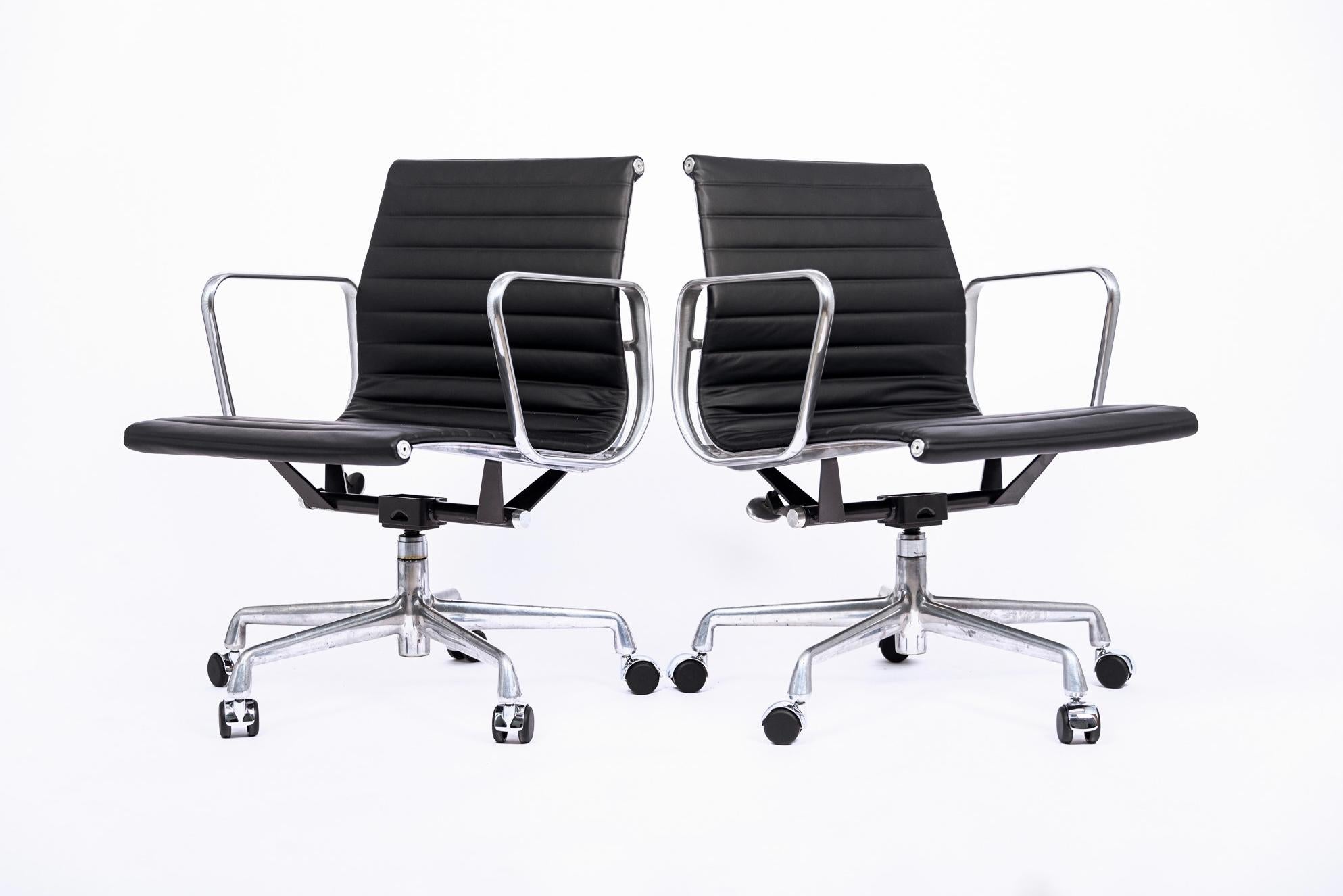 Aluminium Chaise de bureau du milieu du siècle en cuir noir et aluminium par Eames pour Herman Miller en vente