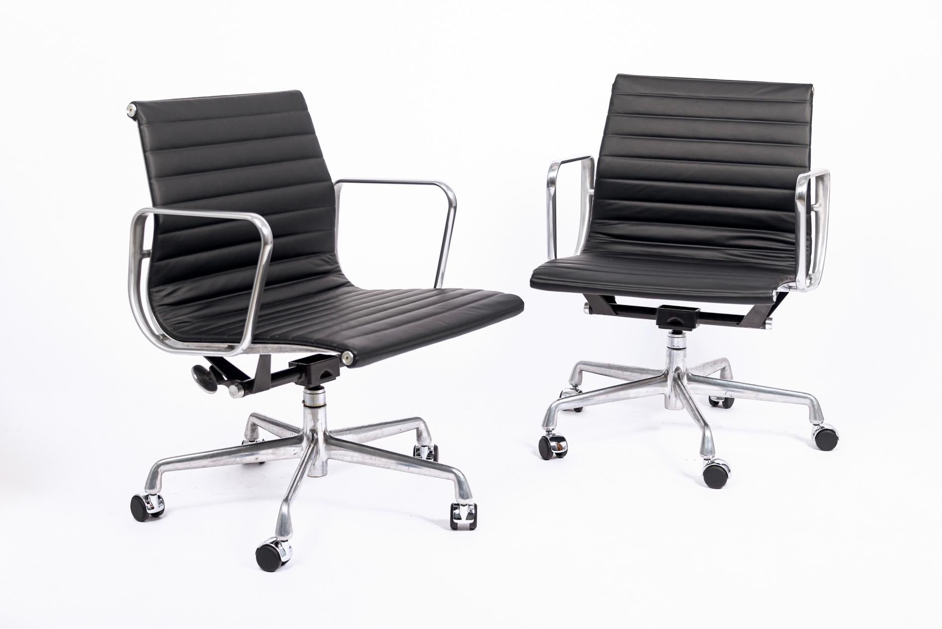 Gruppe-Bürostuhl aus schwarzem Leder und Aluminium aus der Mitte des Jahrhunderts von Eames für Herman Miller im Angebot 2