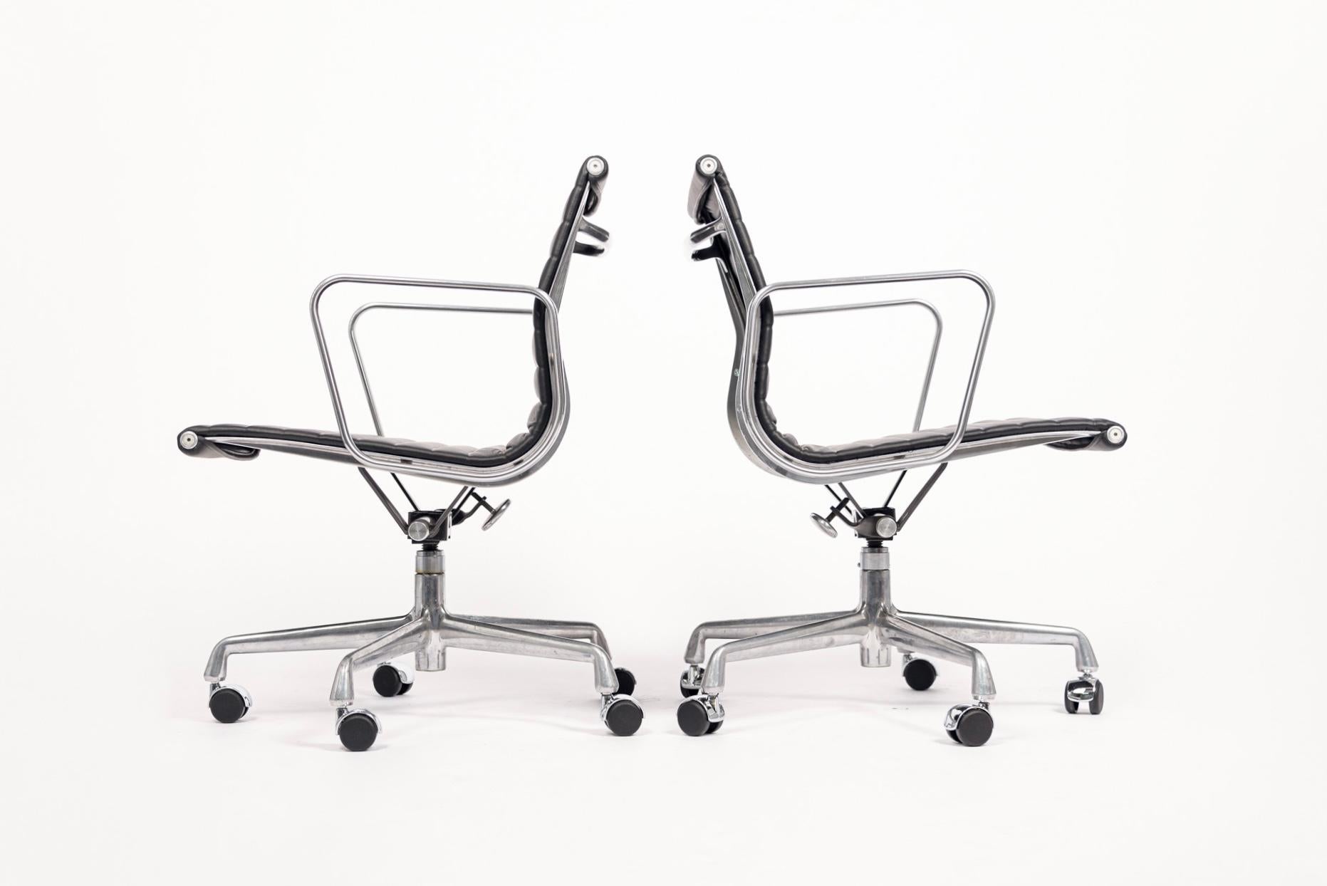 Gruppe-Bürostuhl aus schwarzem Leder und Aluminium aus der Mitte des Jahrhunderts von Eames für Herman Miller im Angebot 3