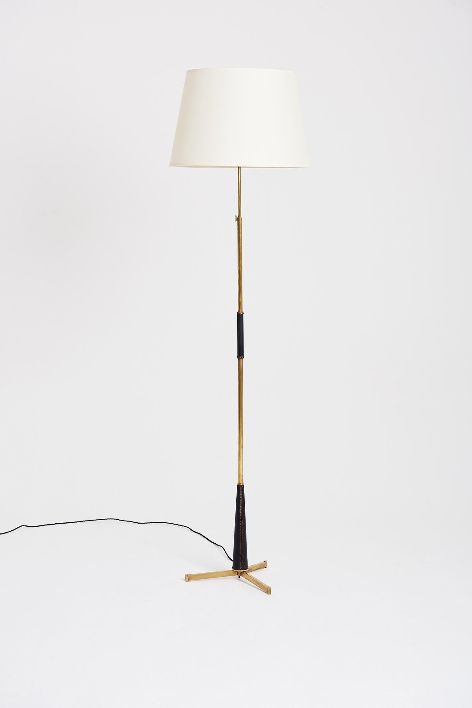 A brass and saddle-stitched black leather floor lamp.
France, circa 1950.
Measures: With the shade: 172 cm high by 45 cm diameter.
Lamp base only: 149 cm high by 40 cm diameter.