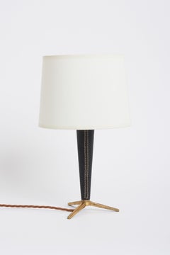 Lampe de table en cuir noir et laiton du milieu du siècle dernier
