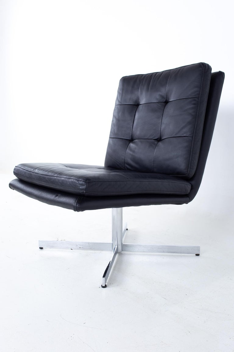 Mid Century Black Leather and Chrome Slipper Lounge Chair In Good Condition For Sale In Countryside, IL
