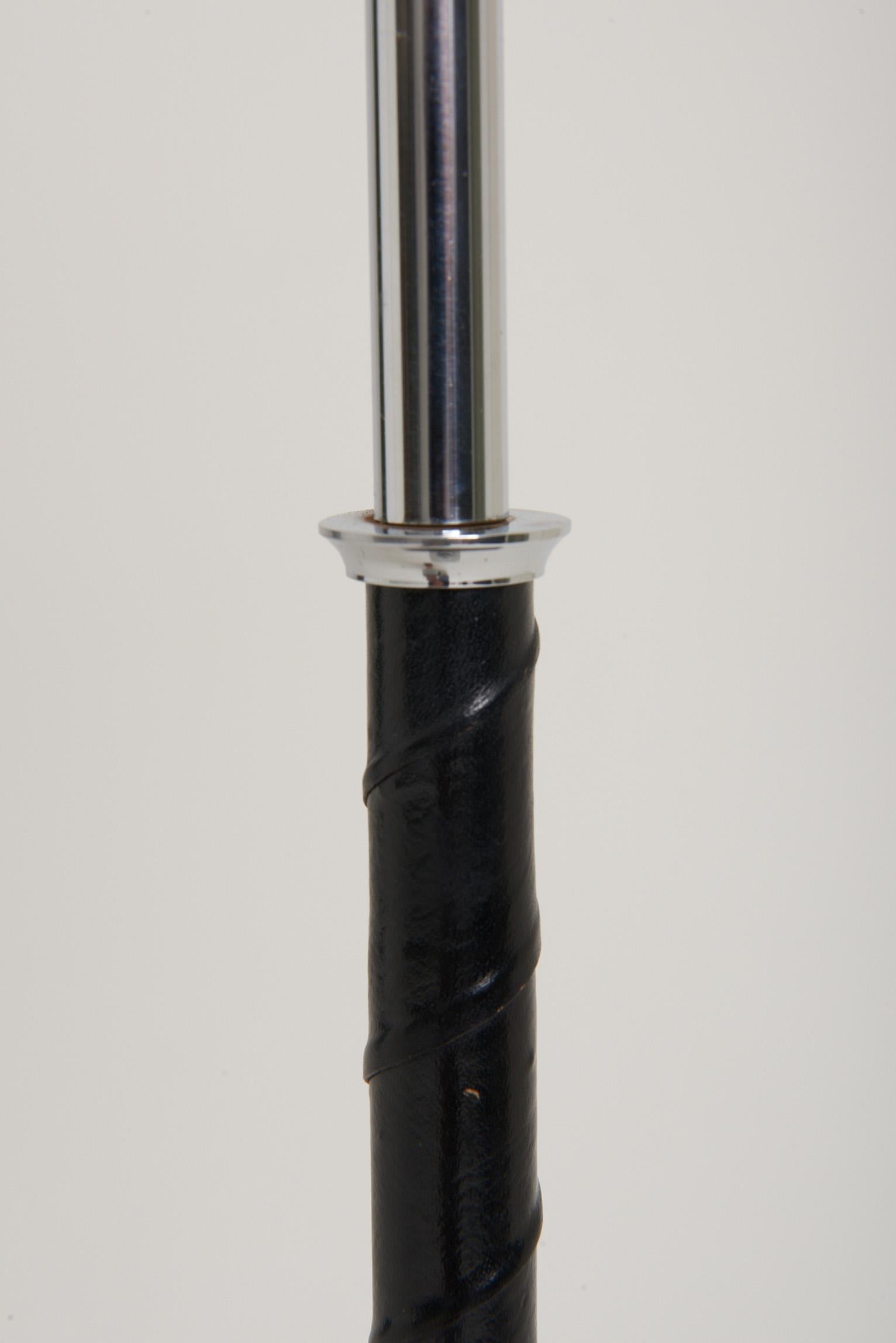 Mid-Century Stehlampe aus schwarzem Leder und Nickel im Zustand „Gut“ im Angebot in London, GB