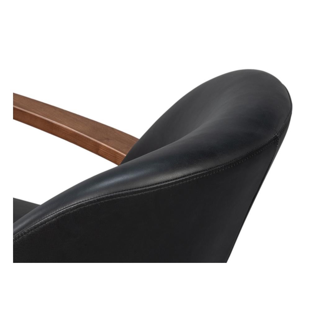 Fauteuil en cuir noir du milieu du siècle en vente 1