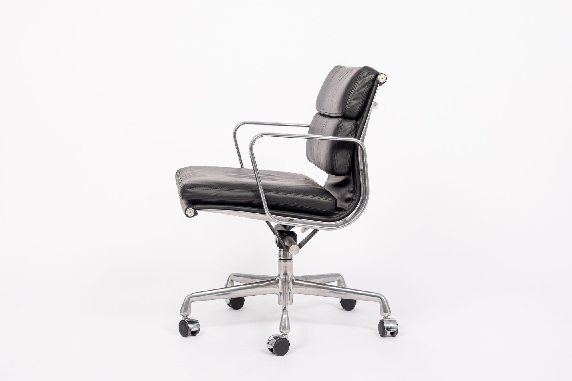 Américain Chaise de bureau en cuir noir du milieu du siècle par Eames pour Herman Miller, 2001 en vente