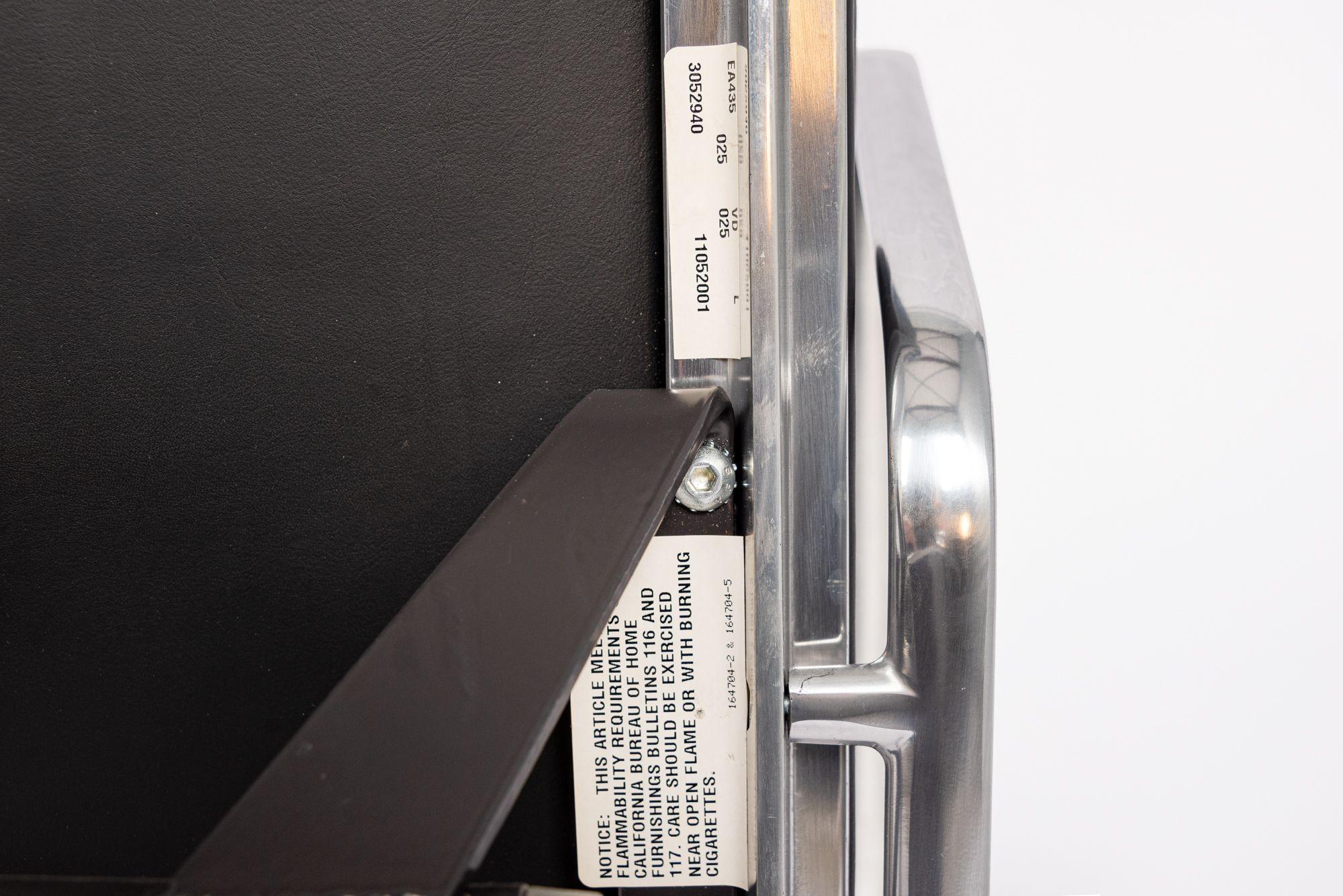 Schreibtischstuhl aus schwarzem Leder aus der Mitte des Jahrhunderts von Eames für Herman Miller, 2001 im Angebot 2