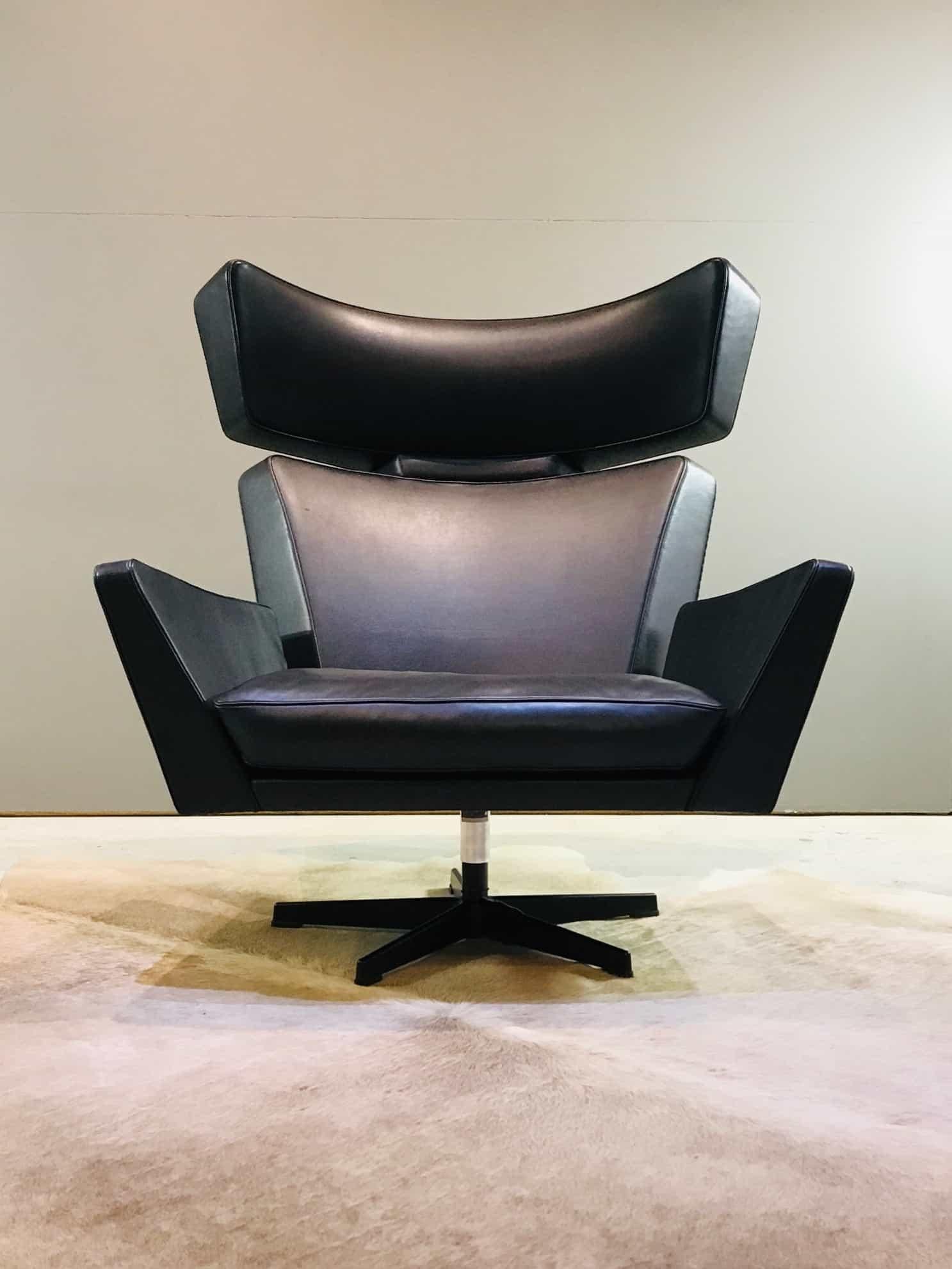 Midcentury Black Leather Lounge Chair by Arne Jacobsen Oksen, Ox Chair For Sale 5