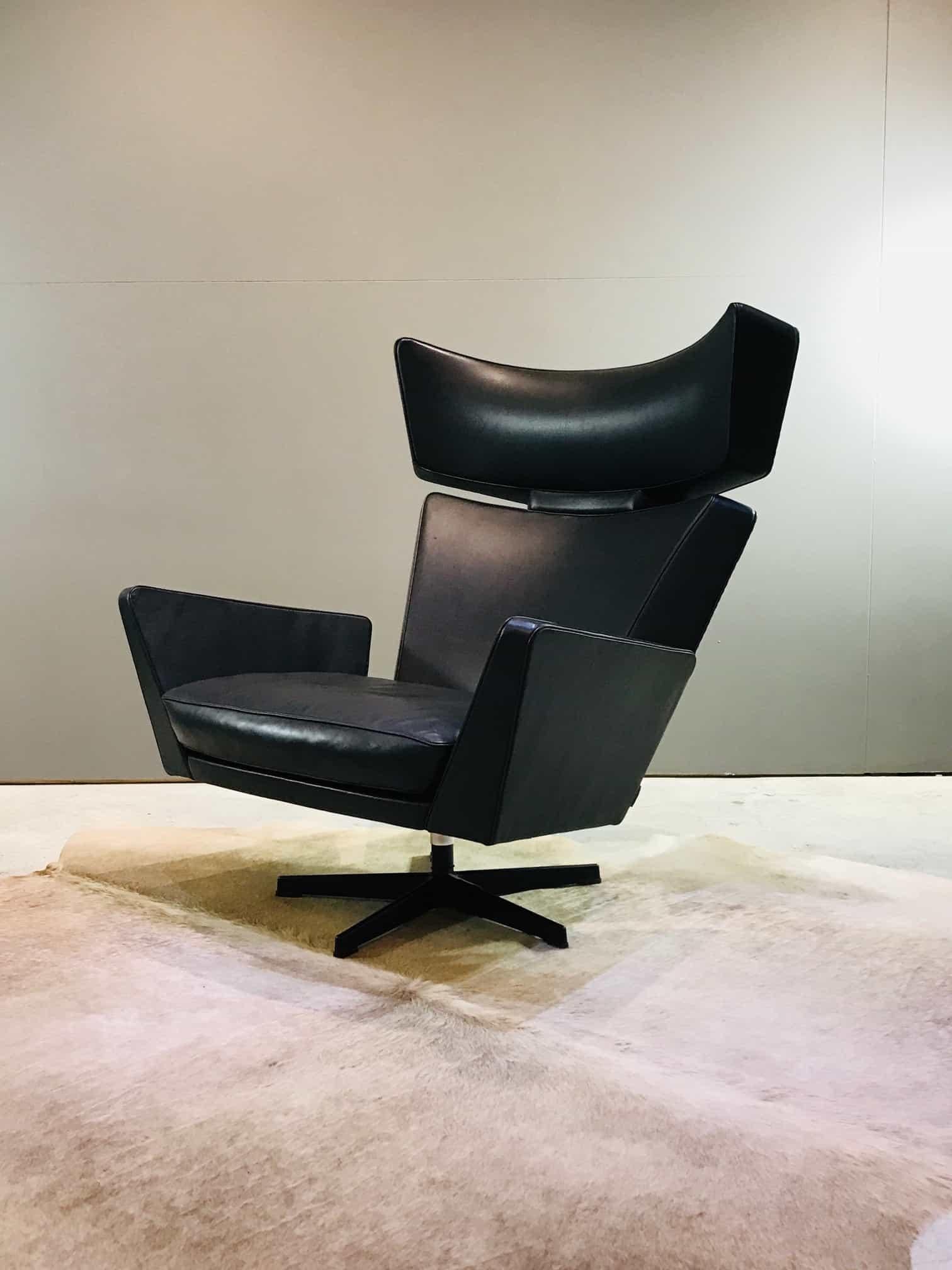 Contemporary Midcentury Black Leather Lounge Chair by Arne Jacobsen Oksen, Ox Chair For Sale