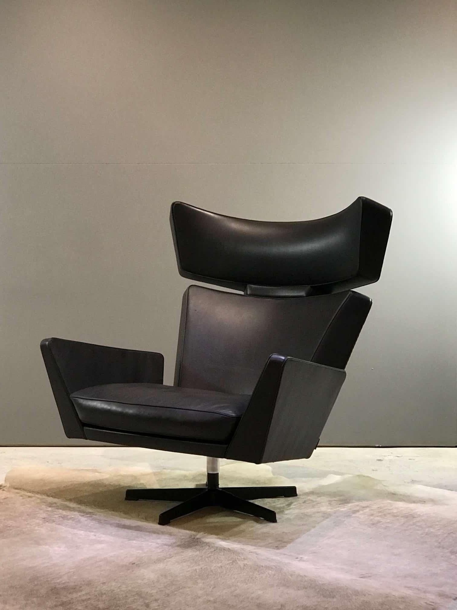 Midcentury Black Leather Lounge Chair by Arne Jacobsen Oksen, Ox Chair For Sale 2