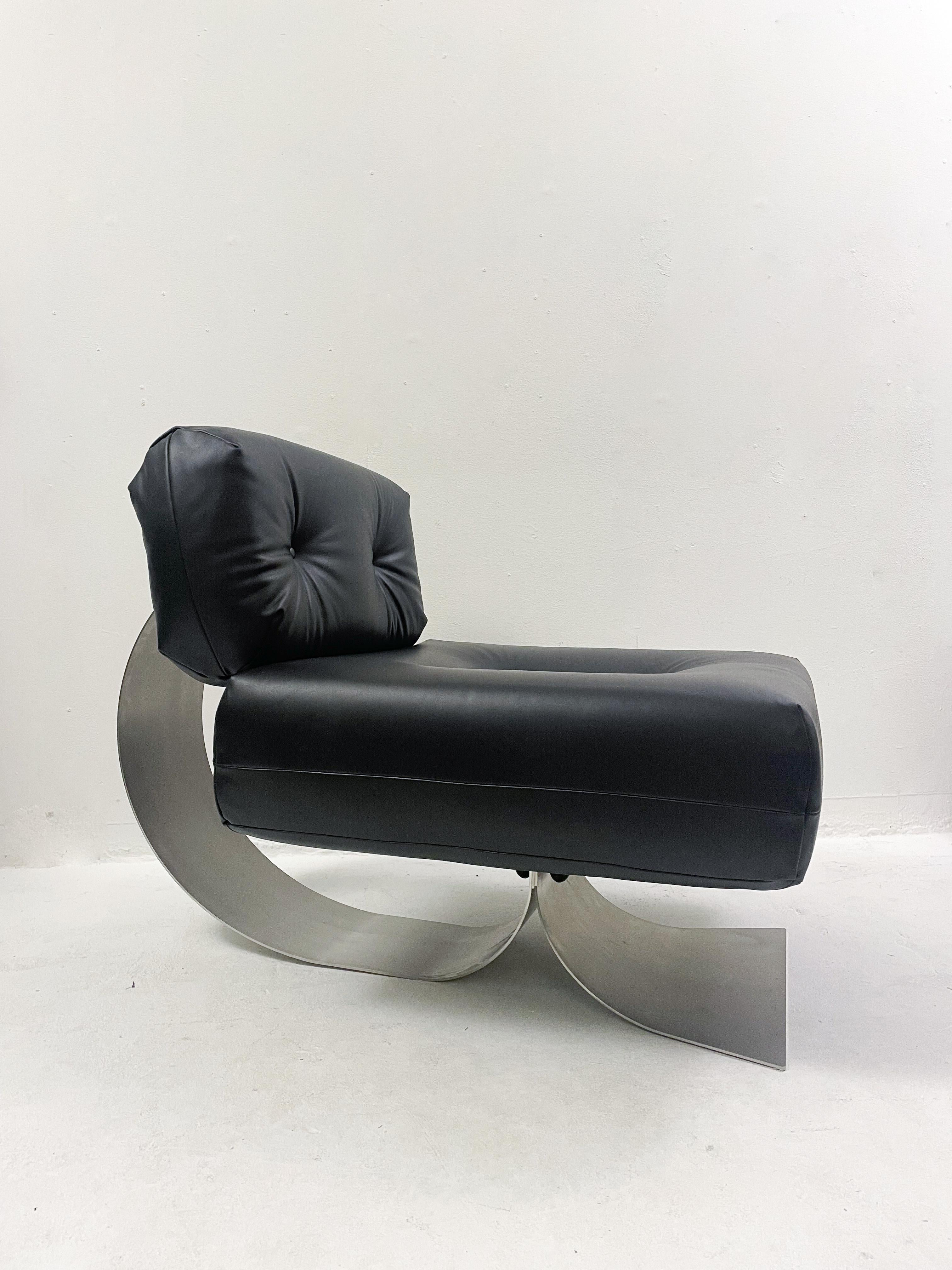 Mid-Century Black Leather Lounge chair Model 'Alta' by Oscar Niemeyer In Good Condition In Brussels, BE