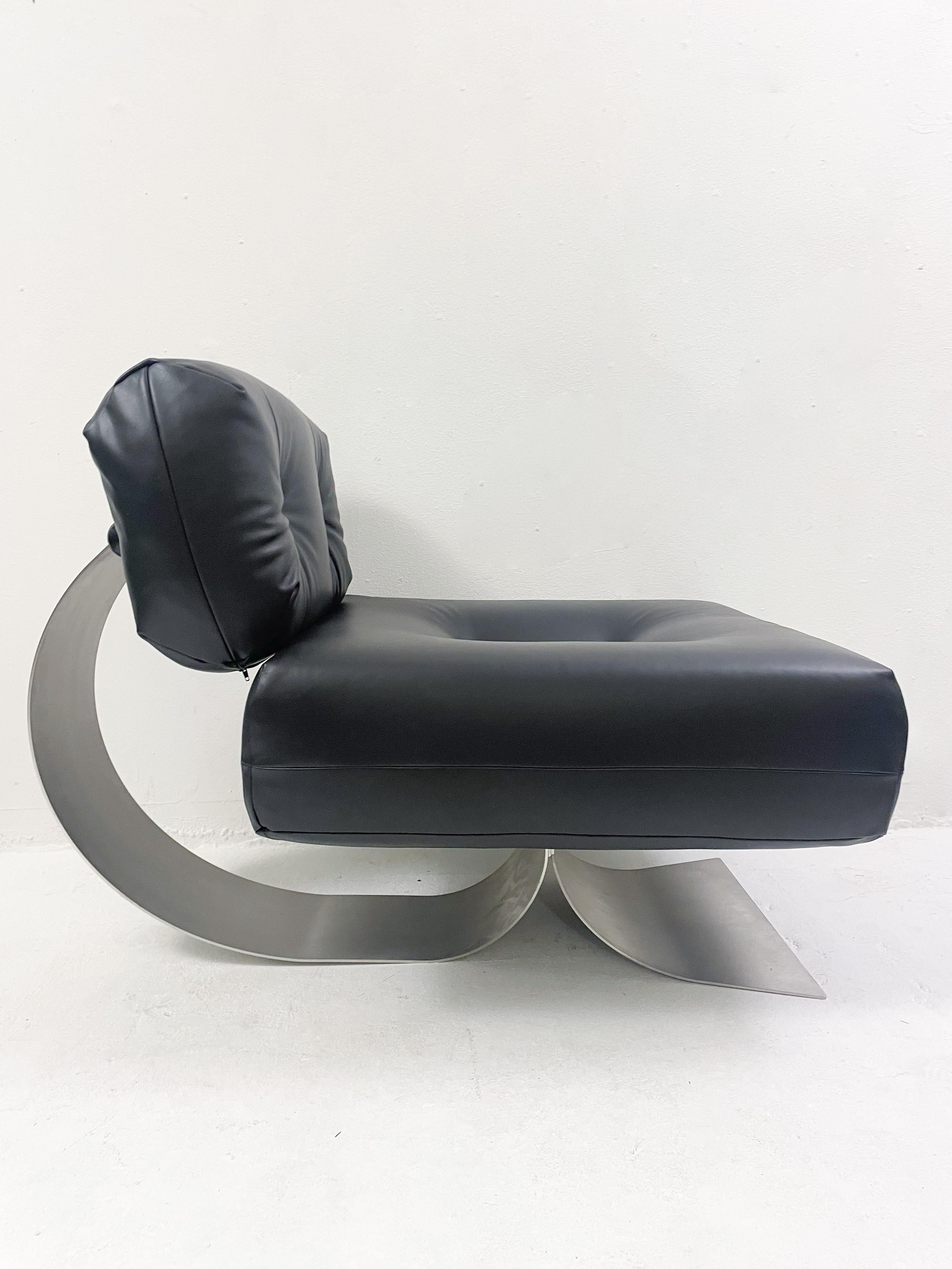 Late 20th Century Mid-Century Black Leather Lounge chair Model 'Alta' by Oscar Niemeyer