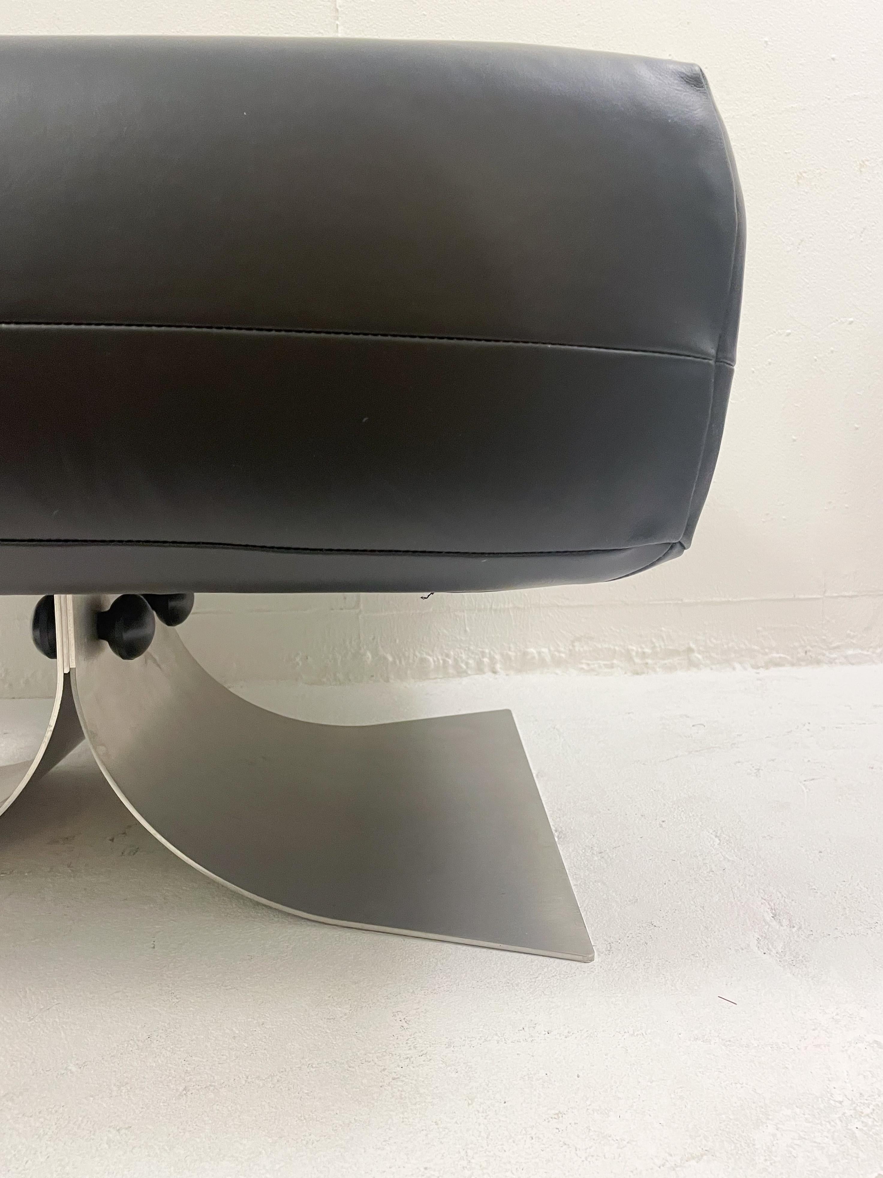 Metal Mid-Century Black Leather Lounge chair Model 'Alta' by Oscar Niemeyer