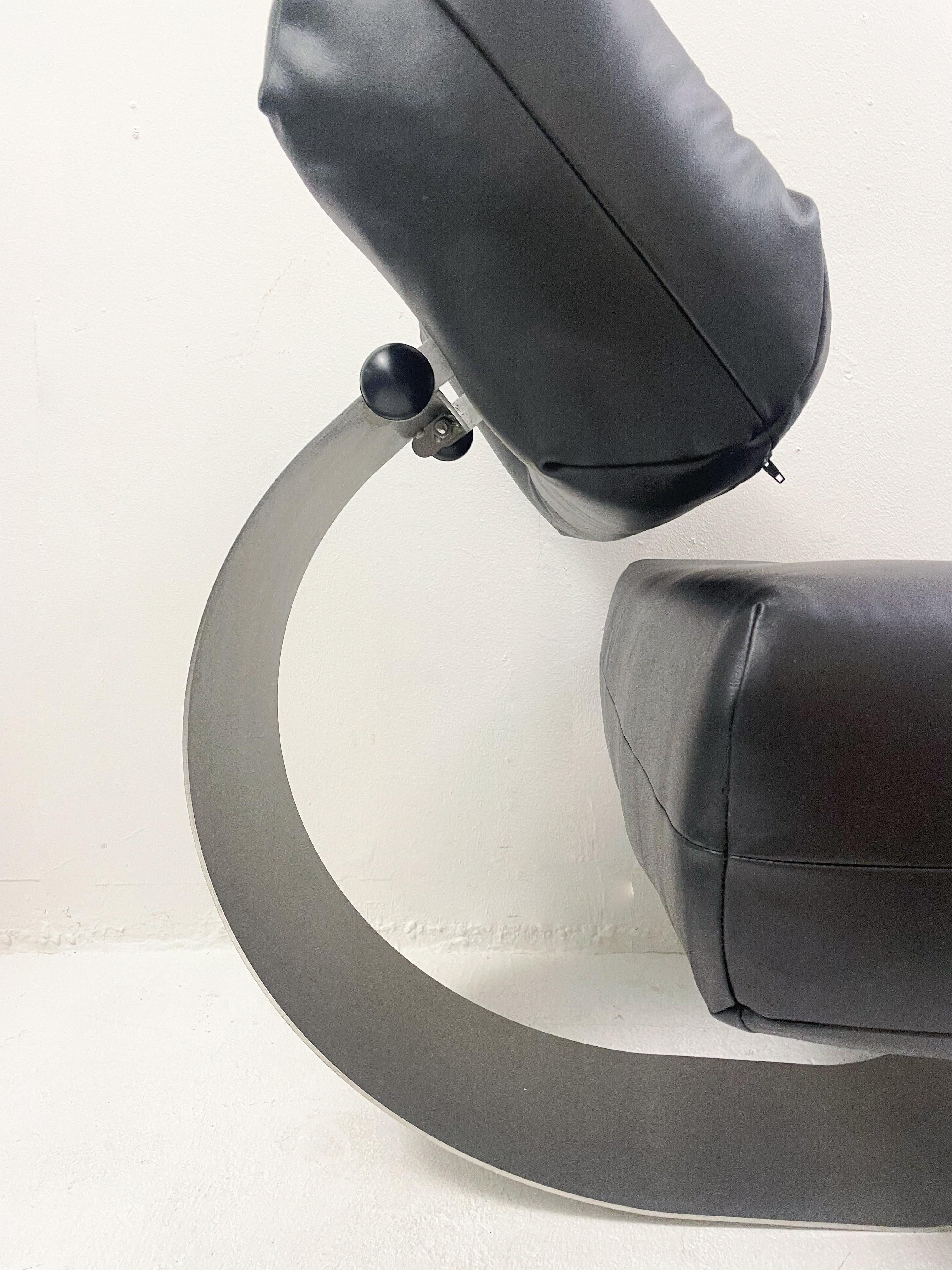 Mid-Century Black Leather Lounge chair Model 'Alta' by Oscar Niemeyer 1
