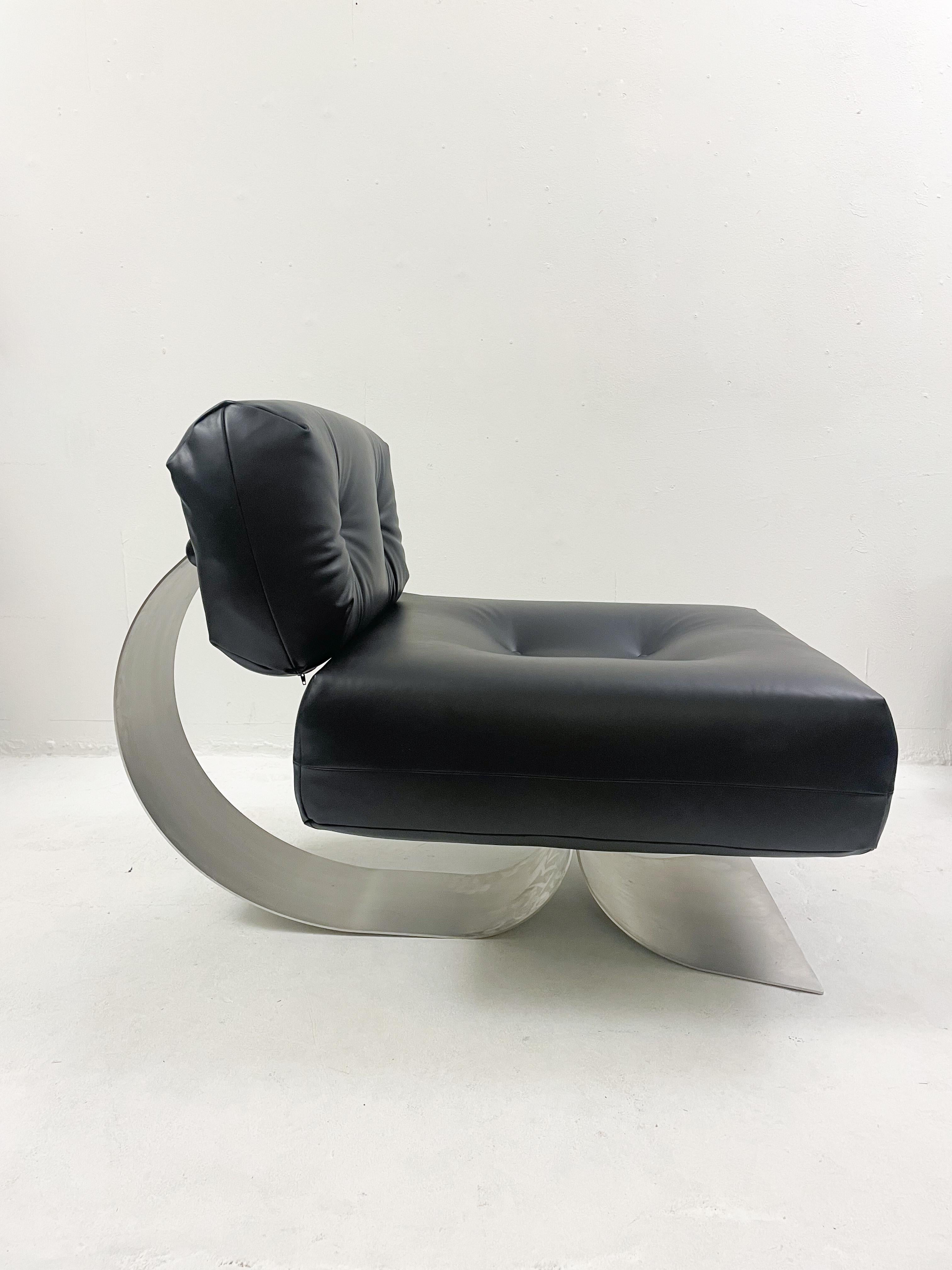 Mid-Century Black Leather Lounge chair Model 'Alta' by Oscar Niemeyer 2