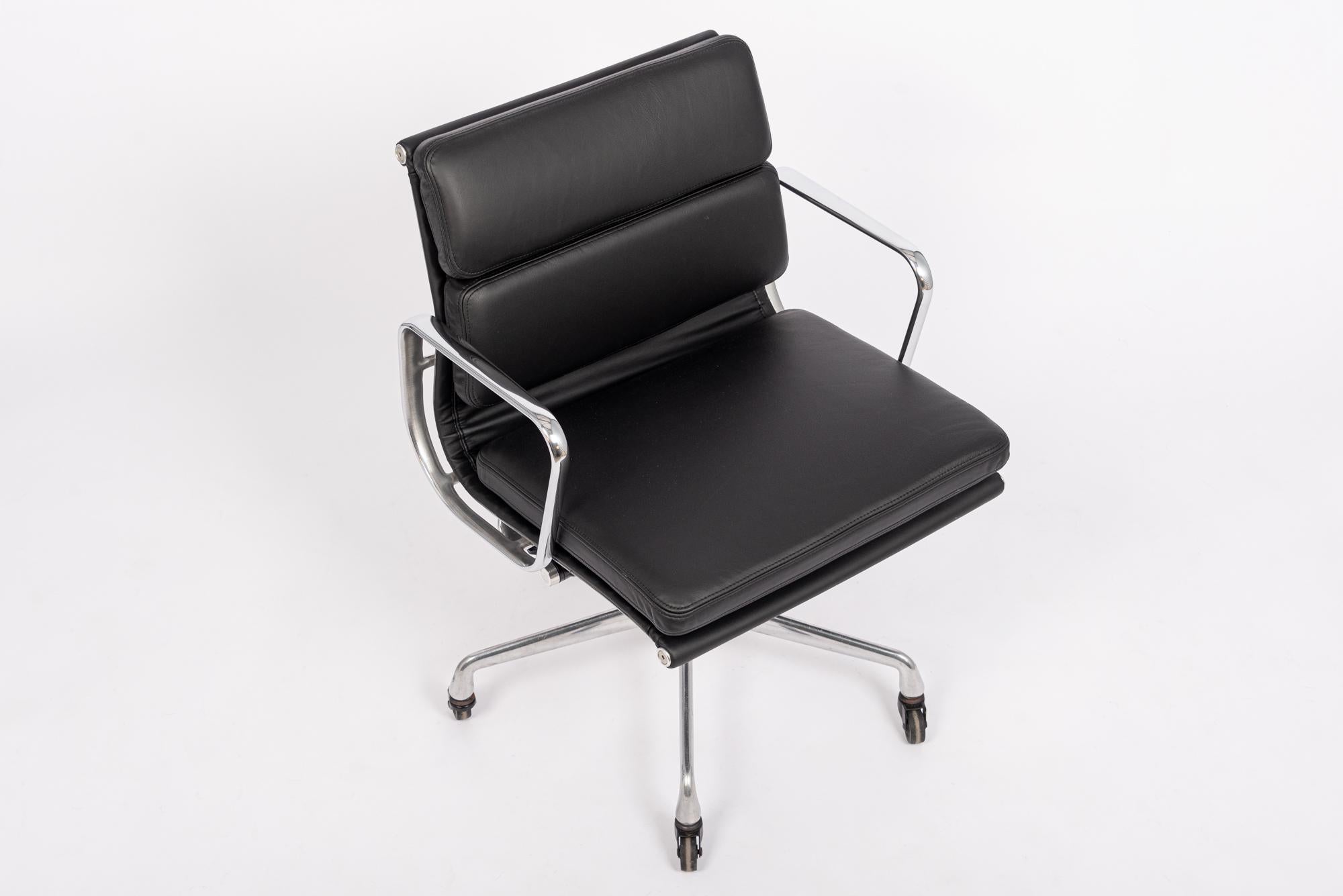 Bürostuhl aus schwarzem Leder aus der Mitte des Jahrhunderts von Eames für Herman Miller im Angebot 3