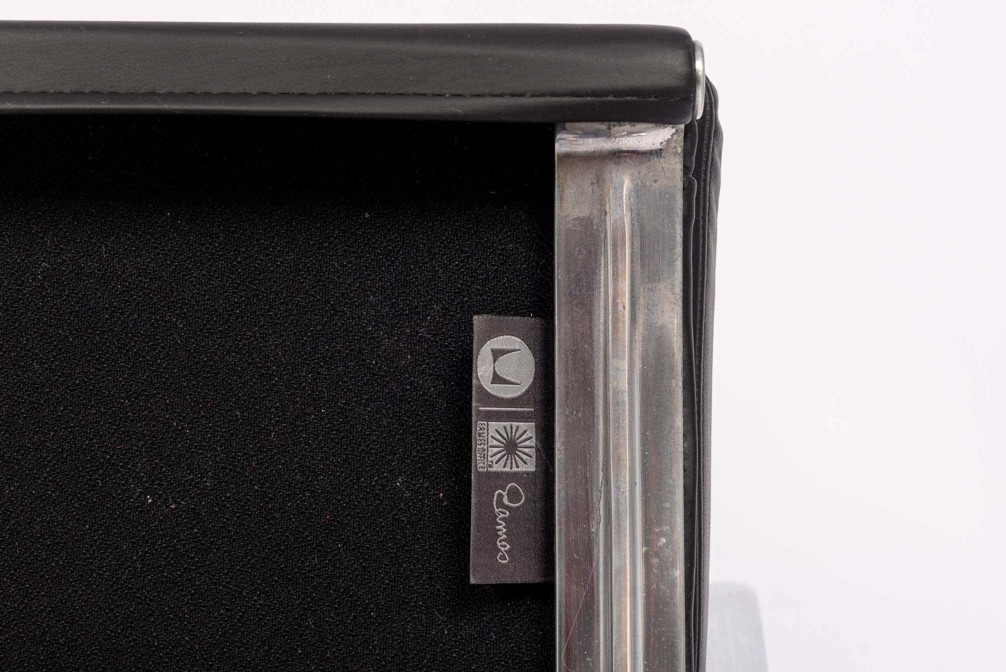 Chaise de bureau en cuir noir du milieu du siècle par Eames pour Herman Miller en vente 5