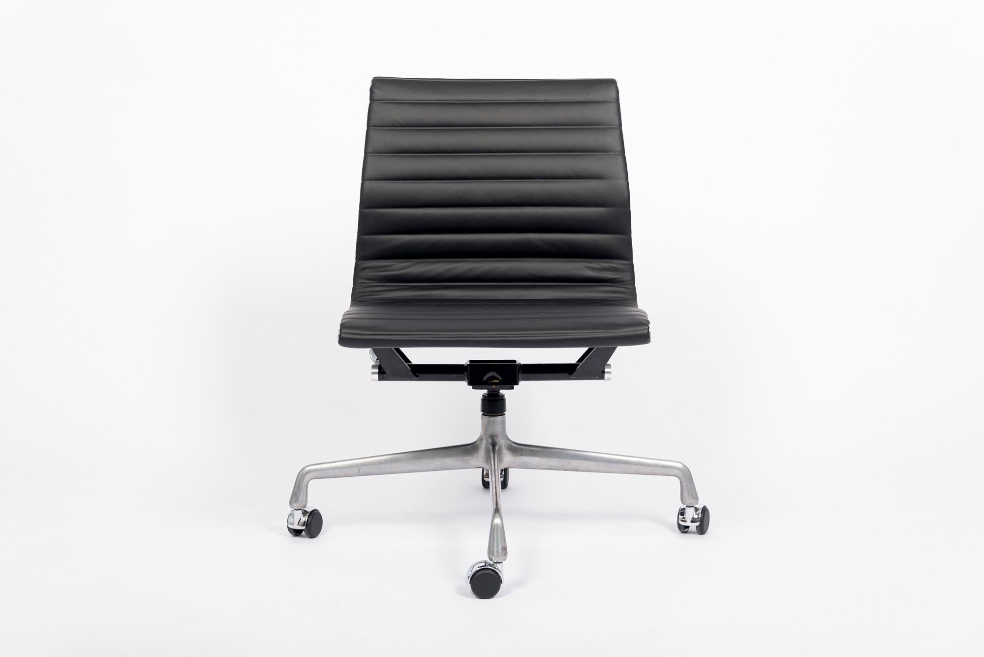 The Aluminum Group Management side office chair designed by Charles & Ray Eames for Herman Miller is from the Eames Aluminum Group Collection. These distinctive chairs resulted from the Eames's experimentation with aluminum, which became more