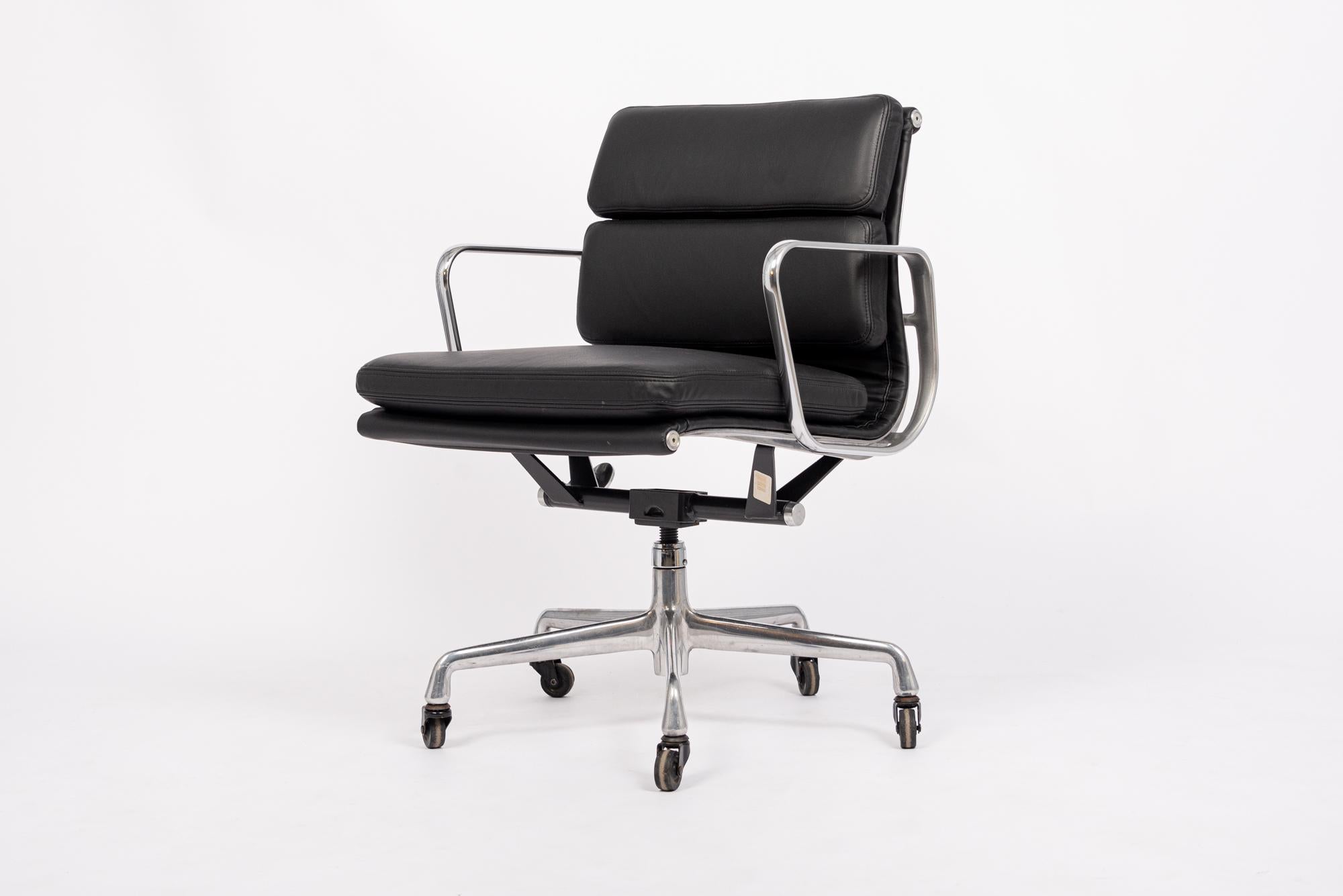 Dieser authentische Eames for Herman Miller Soft Pad Management Height Bürostuhl aus schwarzem Leder der Aluminum Group Collection wurde in den 2000er Jahren hergestellt. Dieser klassische, moderne Bürostuhl aus der Mitte des Jahrhunderts wurde 1969