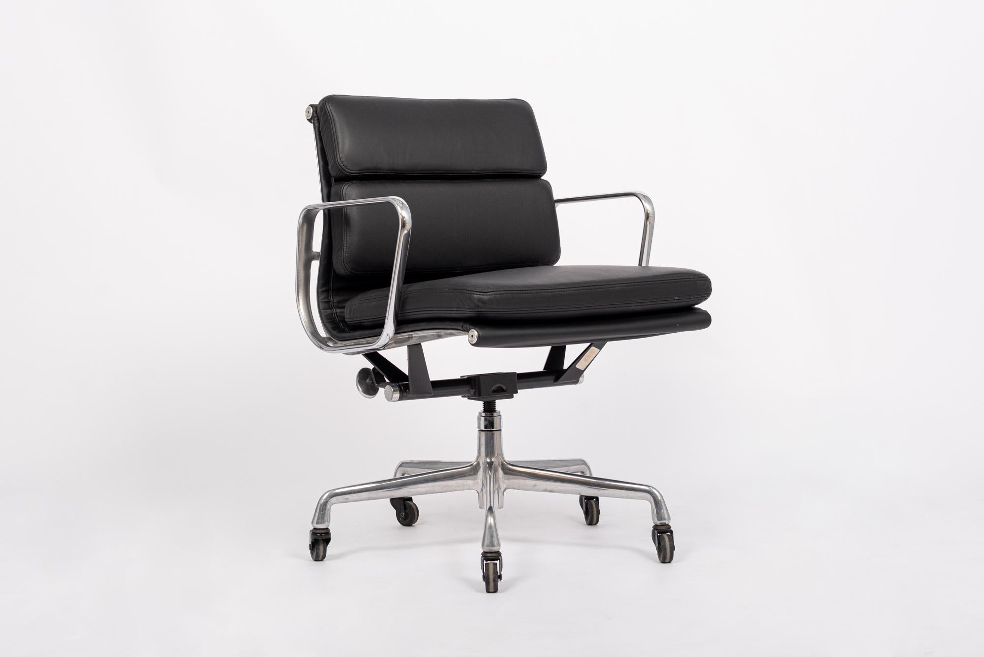 Bürostuhl aus schwarzem Leder aus der Mitte des Jahrhunderts von Eames für Herman Miller (amerikanisch) im Angebot