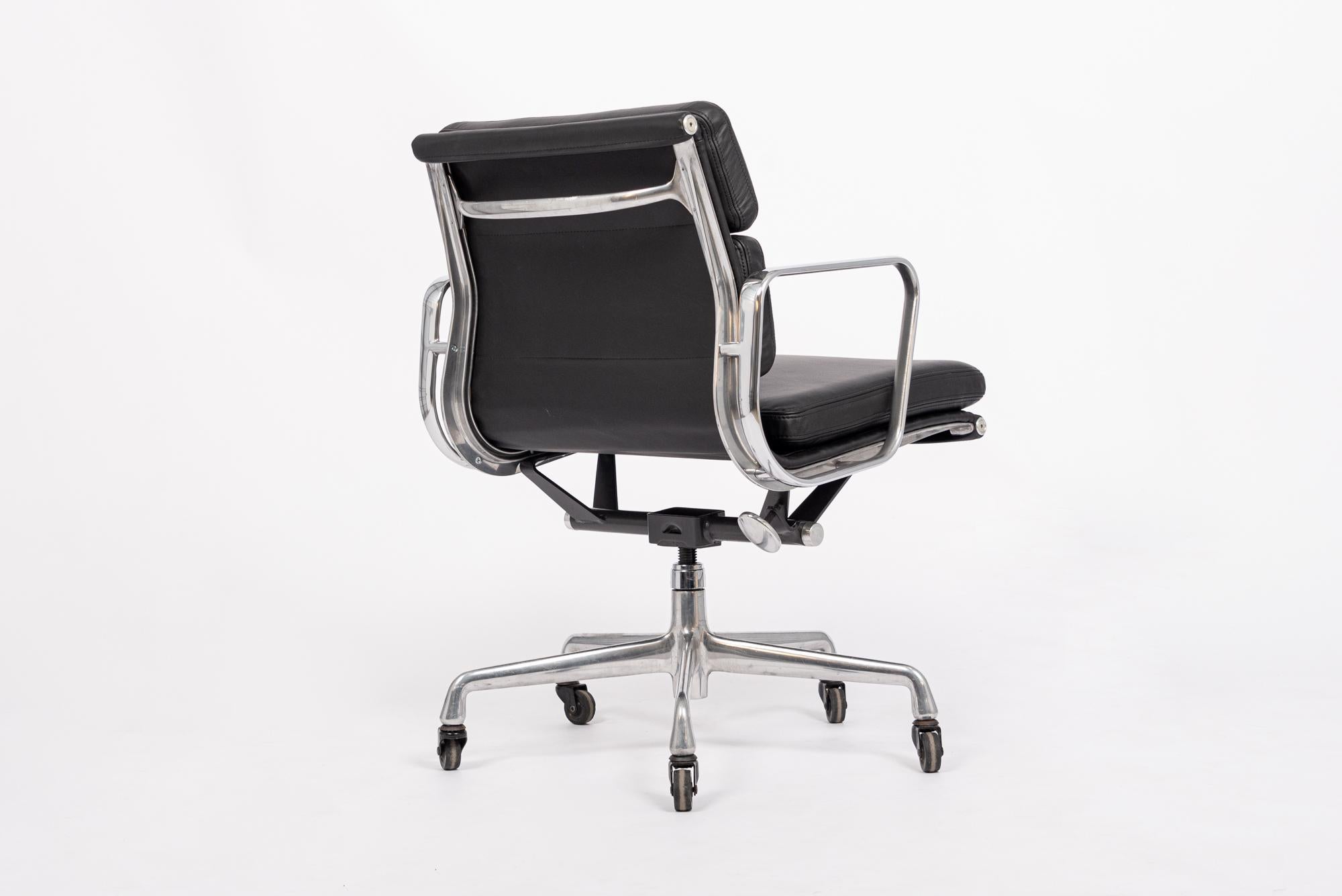 XXIe siècle et contemporain Chaise de bureau en cuir noir du milieu du siècle par Eames pour Herman Miller en vente