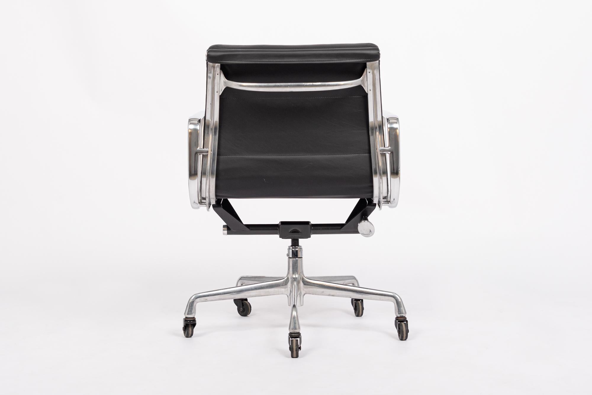 Bürostuhl aus schwarzem Leder aus der Mitte des Jahrhunderts von Eames für Herman Miller (Aluminium) im Angebot