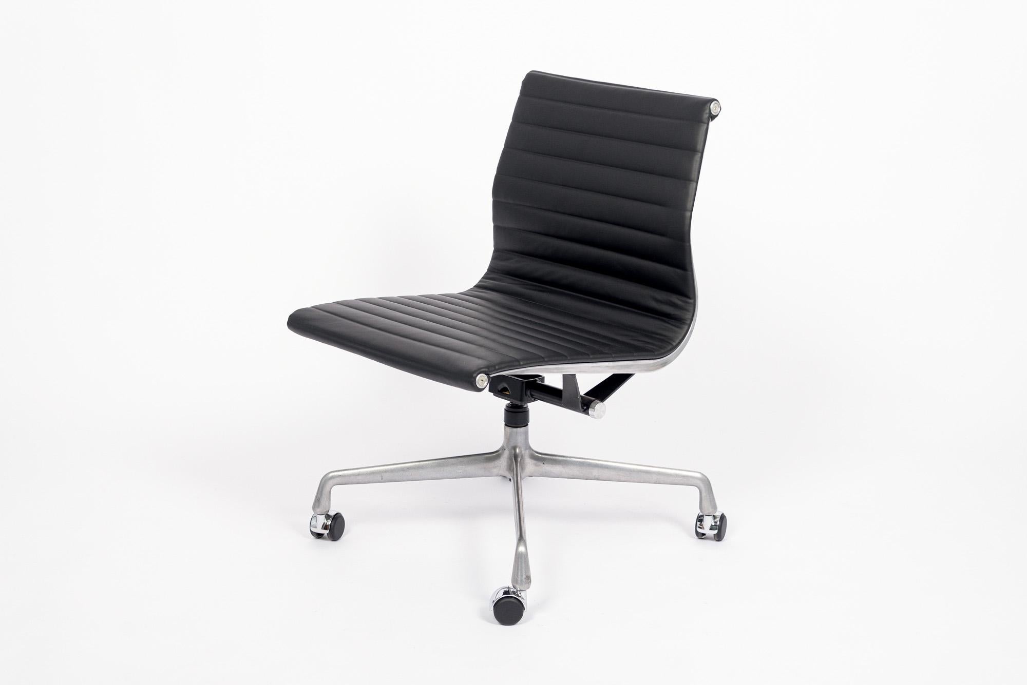 Mid Century Black Leather Office Chair by Eames for Herman Miller 1