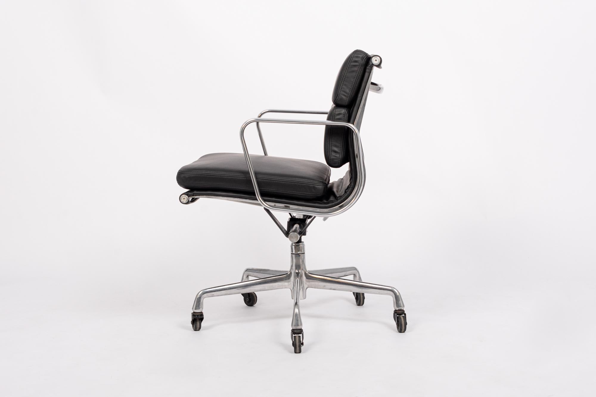 Chaise de bureau en cuir noir du milieu du siècle par Eames pour Herman Miller en vente 1