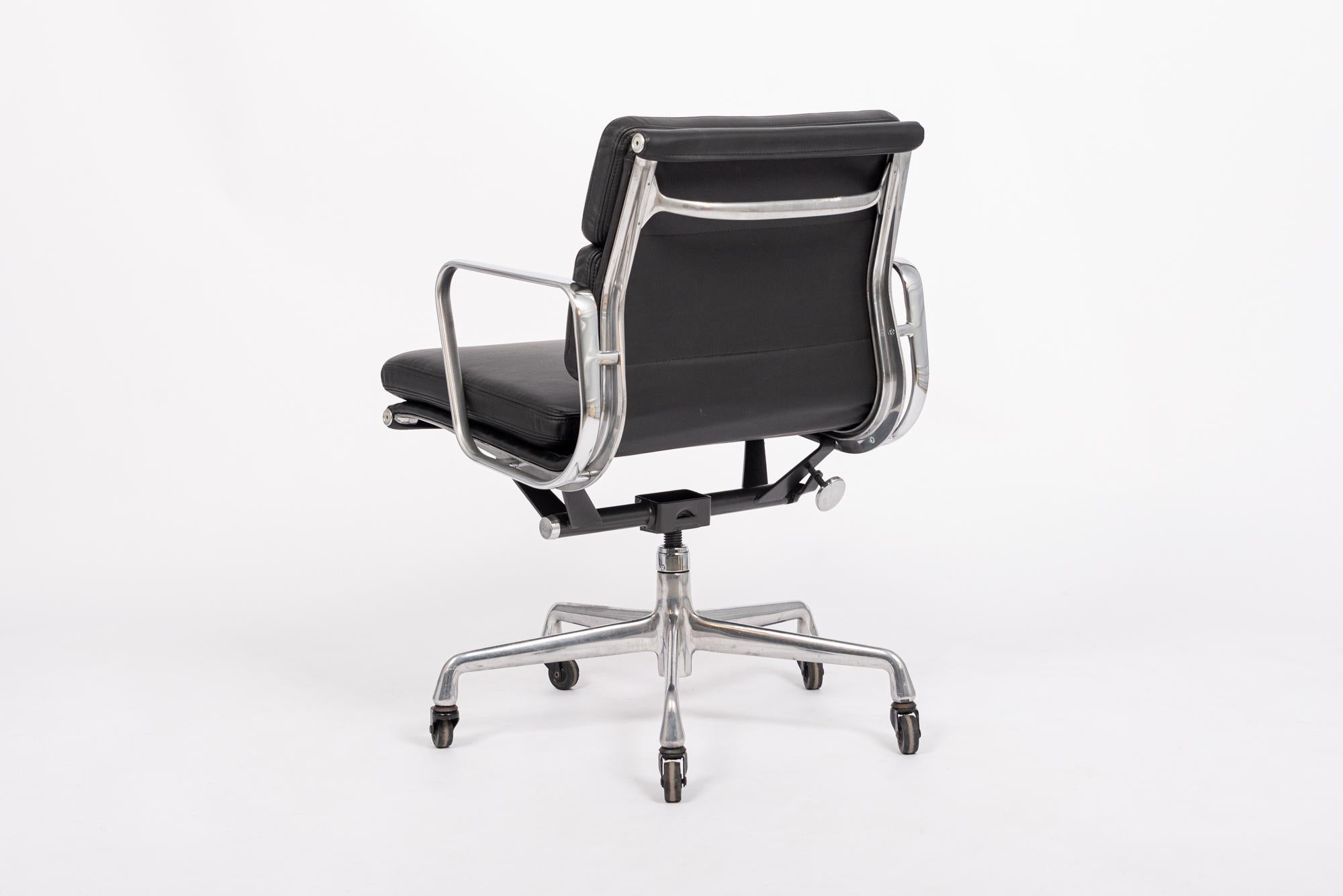 Chaise de bureau en cuir noir du milieu du siècle par Eames pour Herman Miller en vente 2