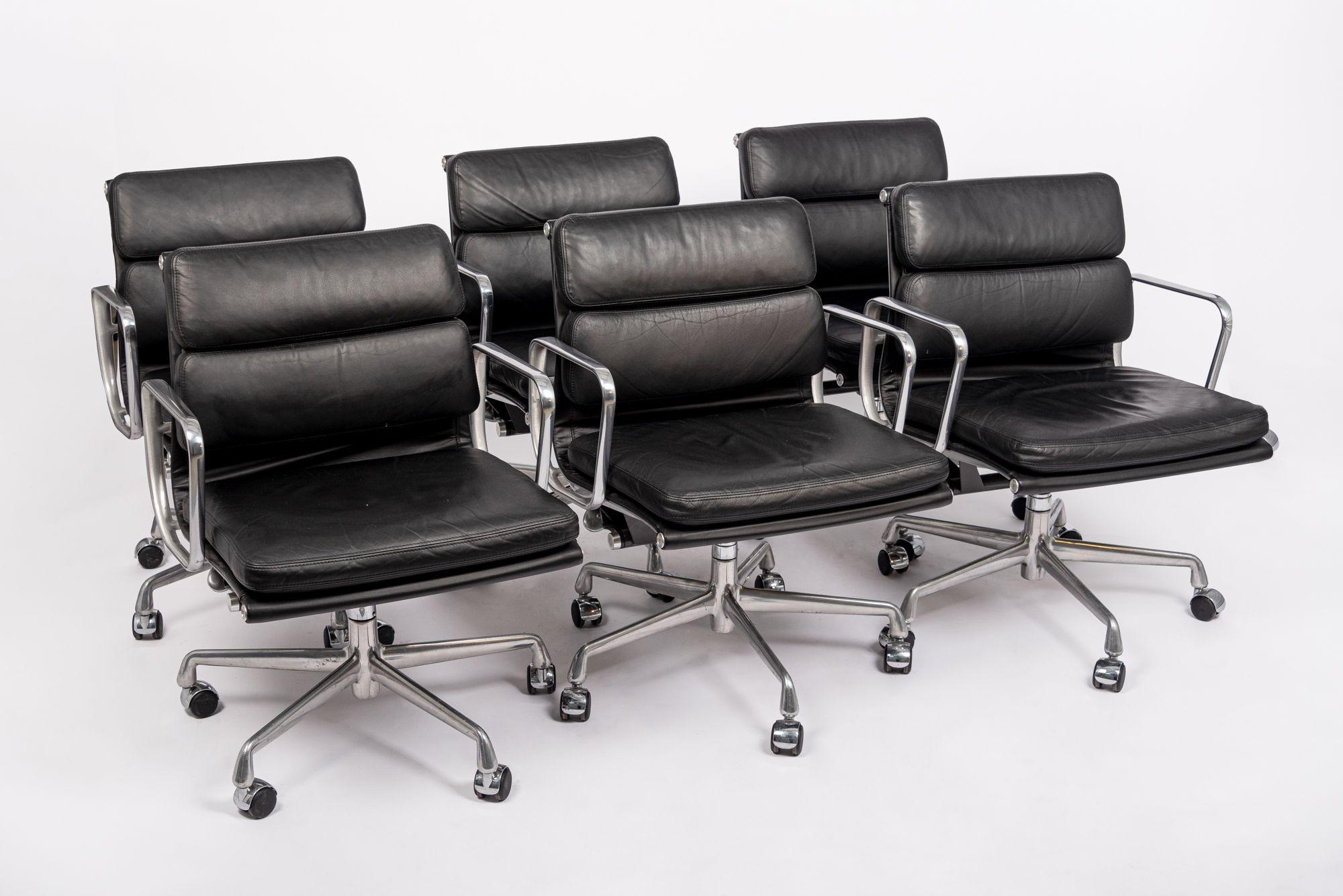 Diese authentischen Eames for Herman Miller Soft Pad Management Height Bürostühle aus schwarzem Leder der Aluminum Group Collection'S wurden im Jahr 2001 hergestellt. Dieser klassische, moderne Bürostuhl aus der Mitte des Jahrhunderts wurde 1969 von