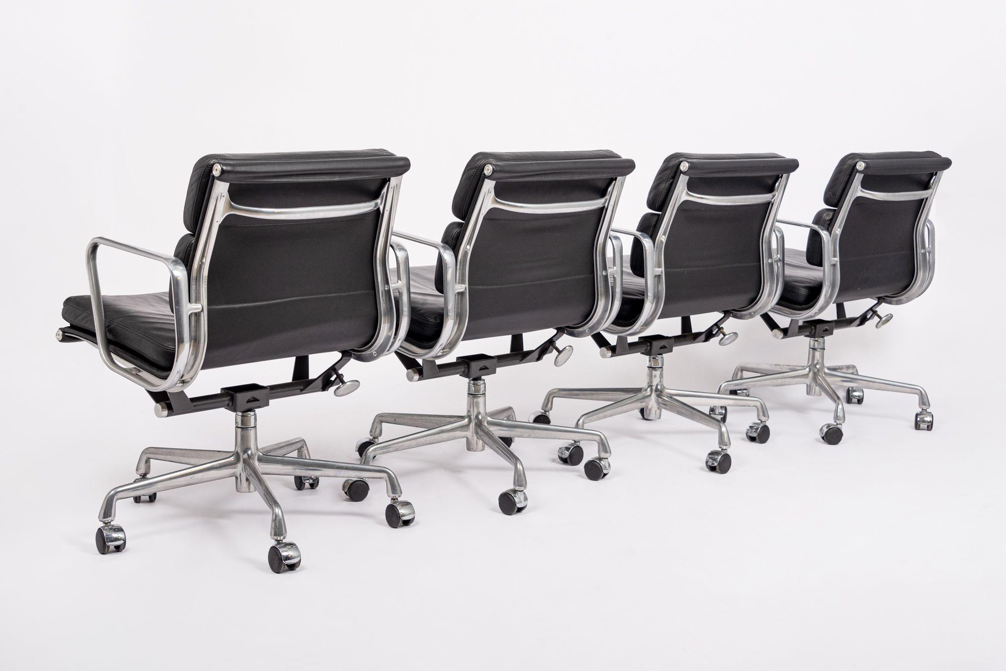 Bürostühle aus schwarzem Leder aus der Mitte des Jahrhunderts von Eames für Herman Miller, 2001 (Aluminium) im Angebot