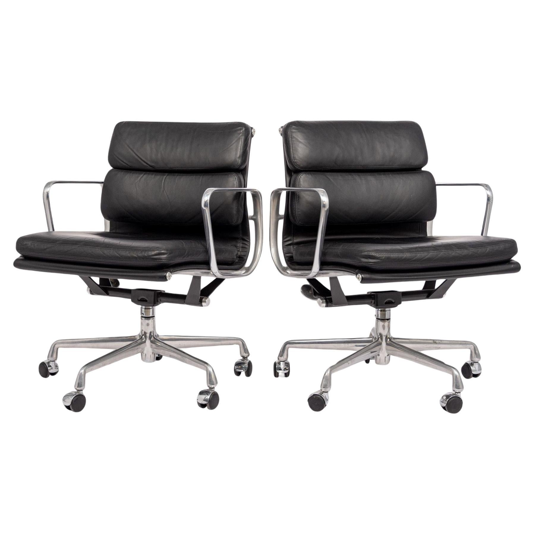 Chaises de bureau en cuir noir du milieu du siècle par Eames pour Herman Miller, 2001 en vente