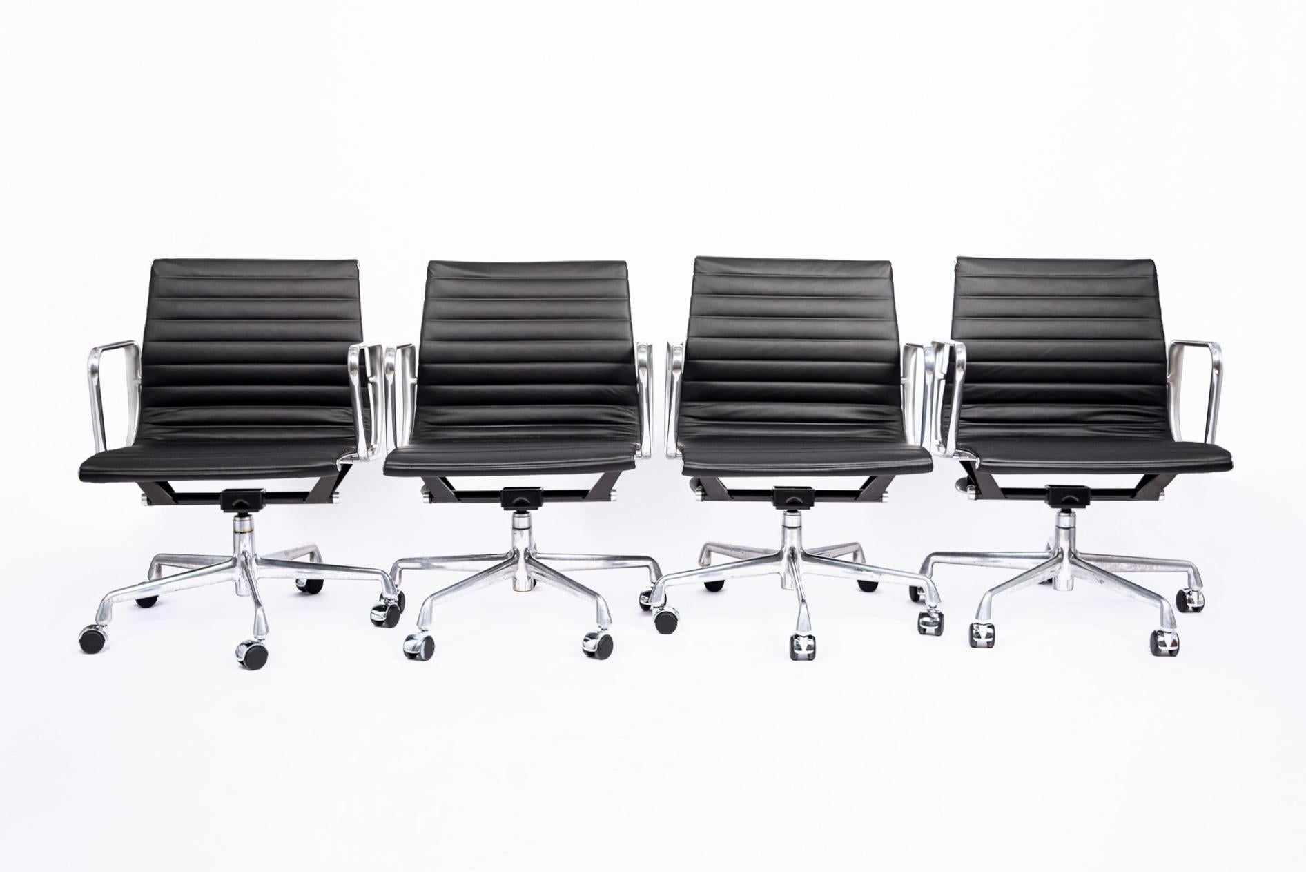 Américain Chaises de bureau en cuir noir du milieu du siècle par Eames pour Herman Miller 8 disponibles en vente
