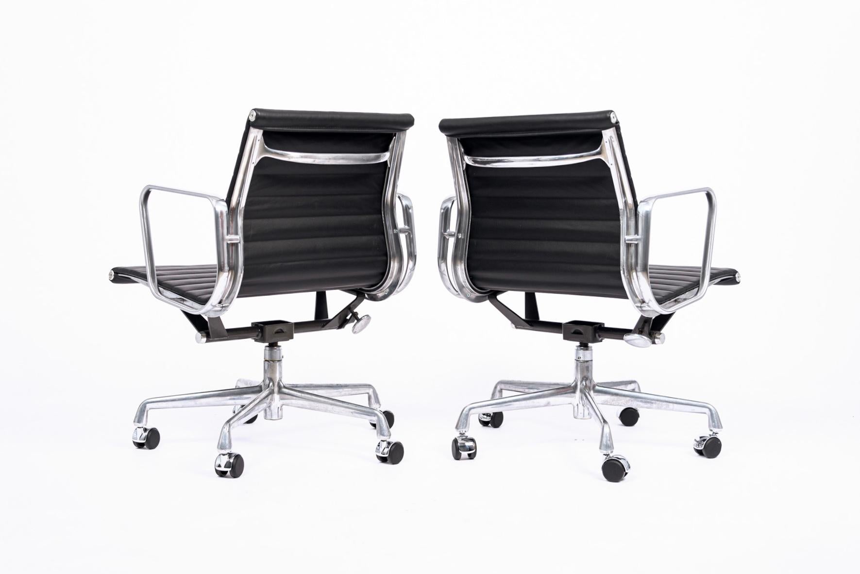 Chaises de bureau en cuir noir du milieu du siècle par Eames pour Herman Miller 8 disponibles en vente 1
