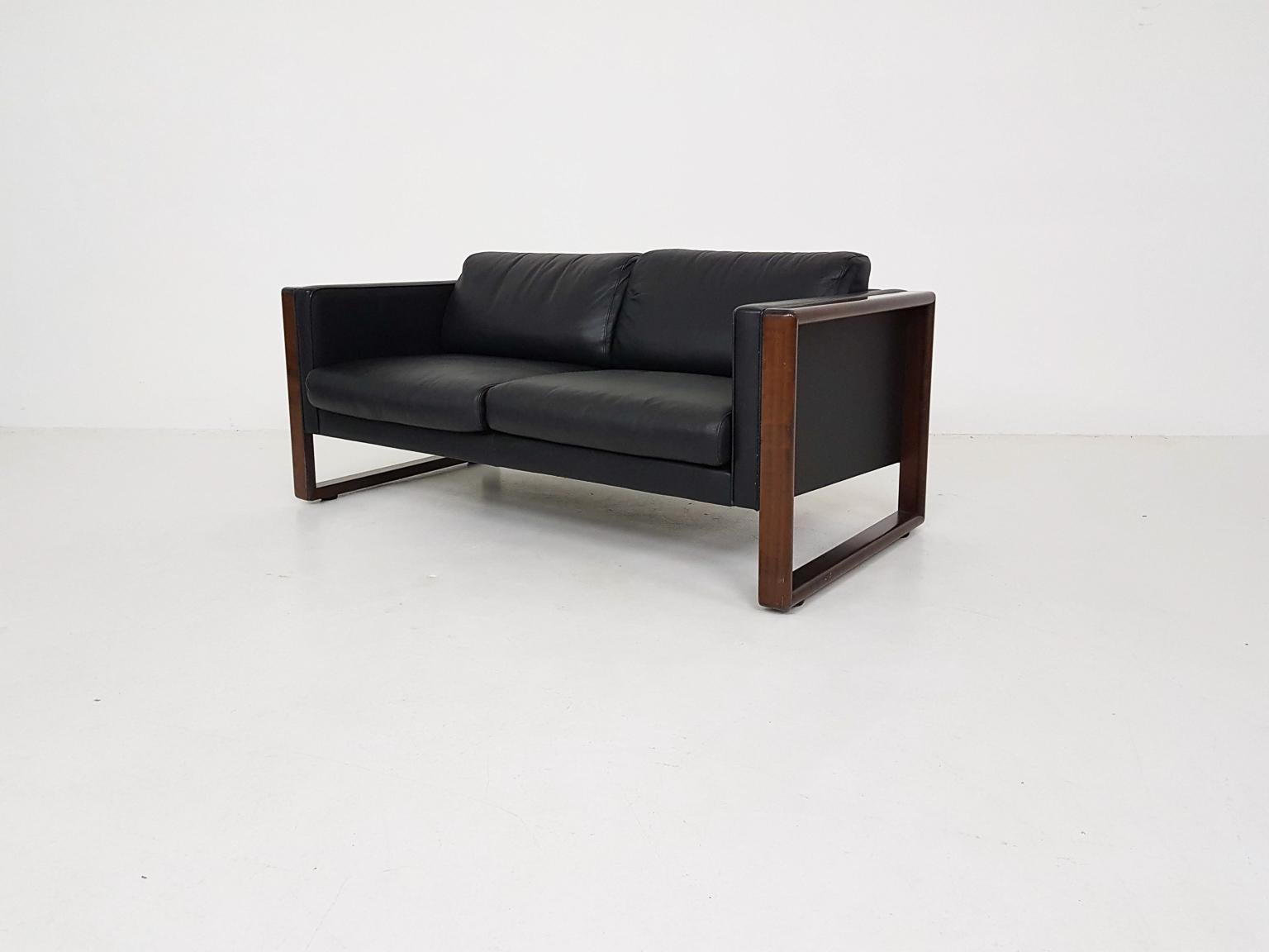 High end two-seat sofa by Walter Knoll. The two-seat is made of black leather with a lacquered wooden frame.

This loveseat is very elegant and modern. It will look beautiful in any modern interior like a hotel lobby, high end office or living