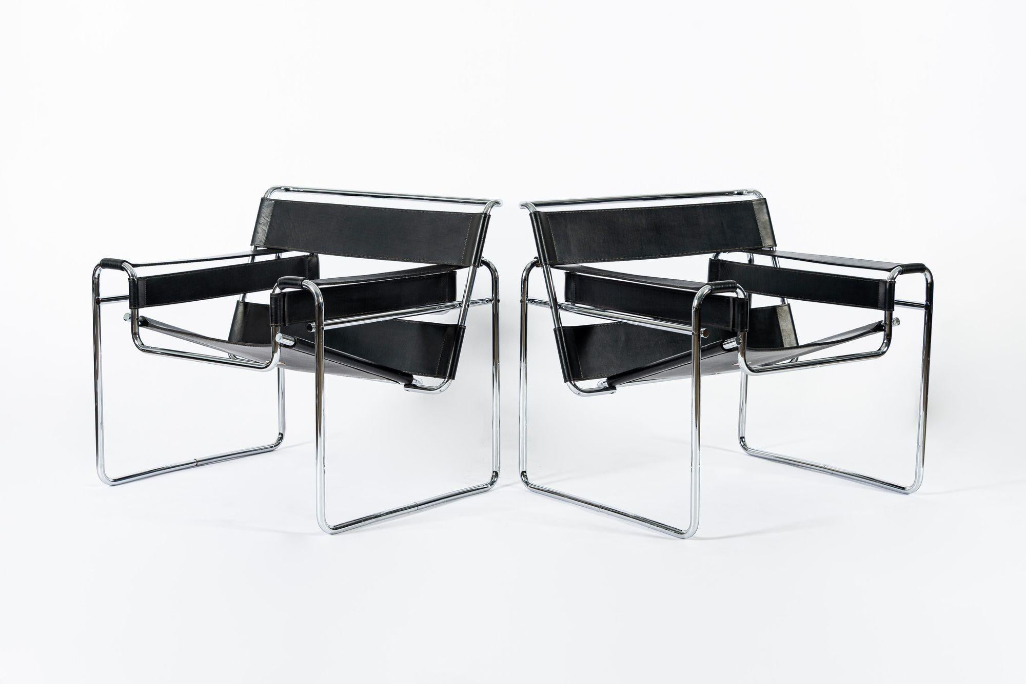 Ces fauteuils noirs Wassily, conçus par Marcel Breuer et fabriqués par Knoll, datent d'environ 1960. Cette paire classique se compose de cuir de vache noir sur un cadre en acier tubulaire chromé. La chaise Wassily, également connue sous le nom de
