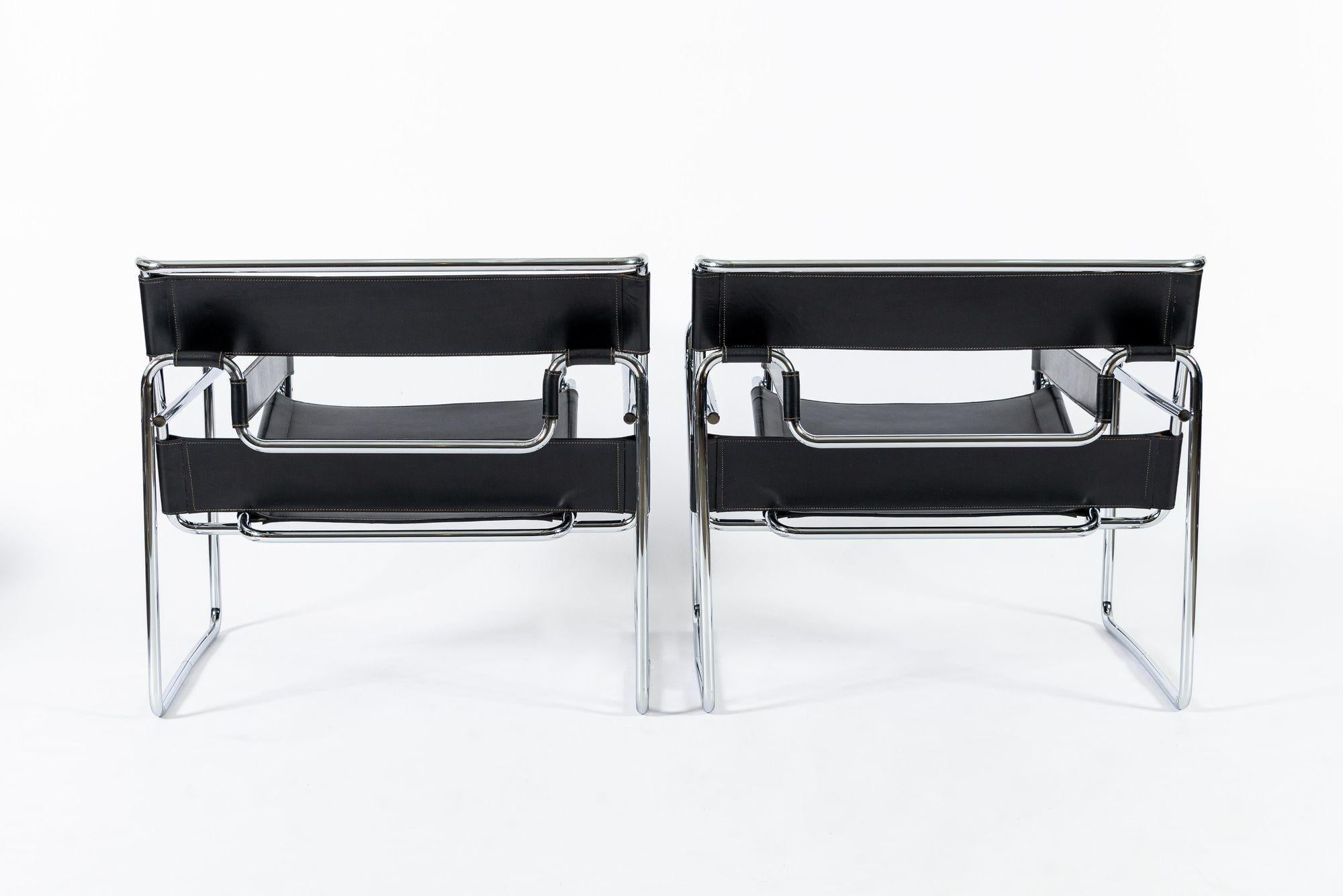 Fauteuils Wassily en cuir noir du milieu du siècle par Marcel Breuer pour Knoll, années 1960 Bon état - En vente à Detroit, MI