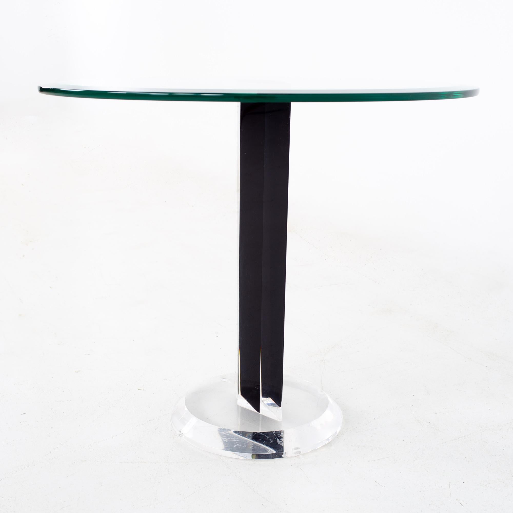 Américain Table d'extrémité d'appoint ronde en verre et lucite noire du milieu du siècle en vente