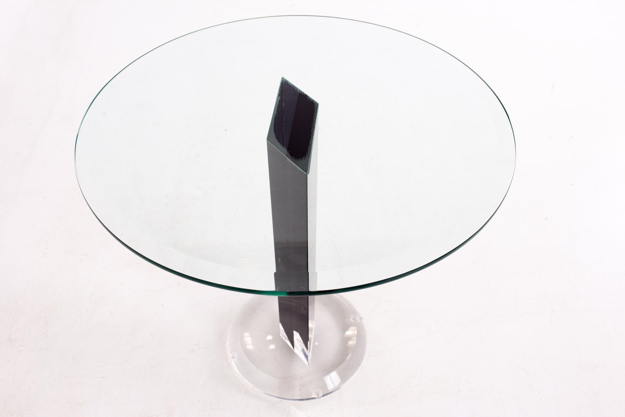 Fin du 20e siècle Table d'extrémité d'appoint ronde en verre et lucite noire du milieu du siècle en vente