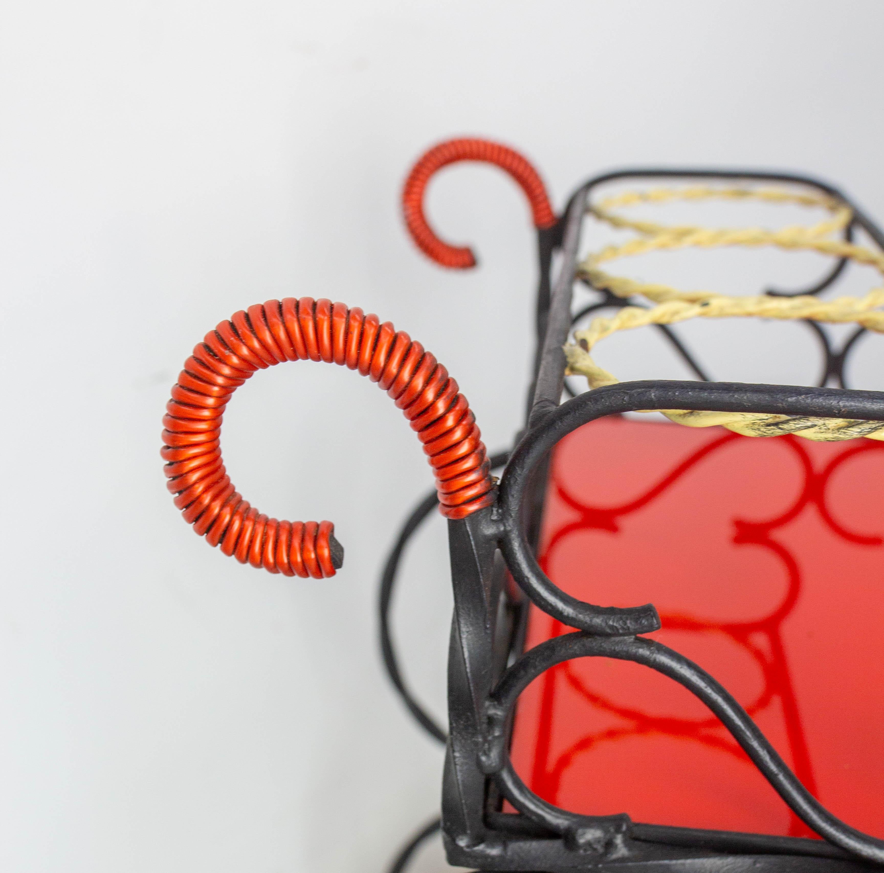 Chariot de bar en métal noir et plexiglas rouge et jaune du milieu du siècle, circa 1950 en vente 3
