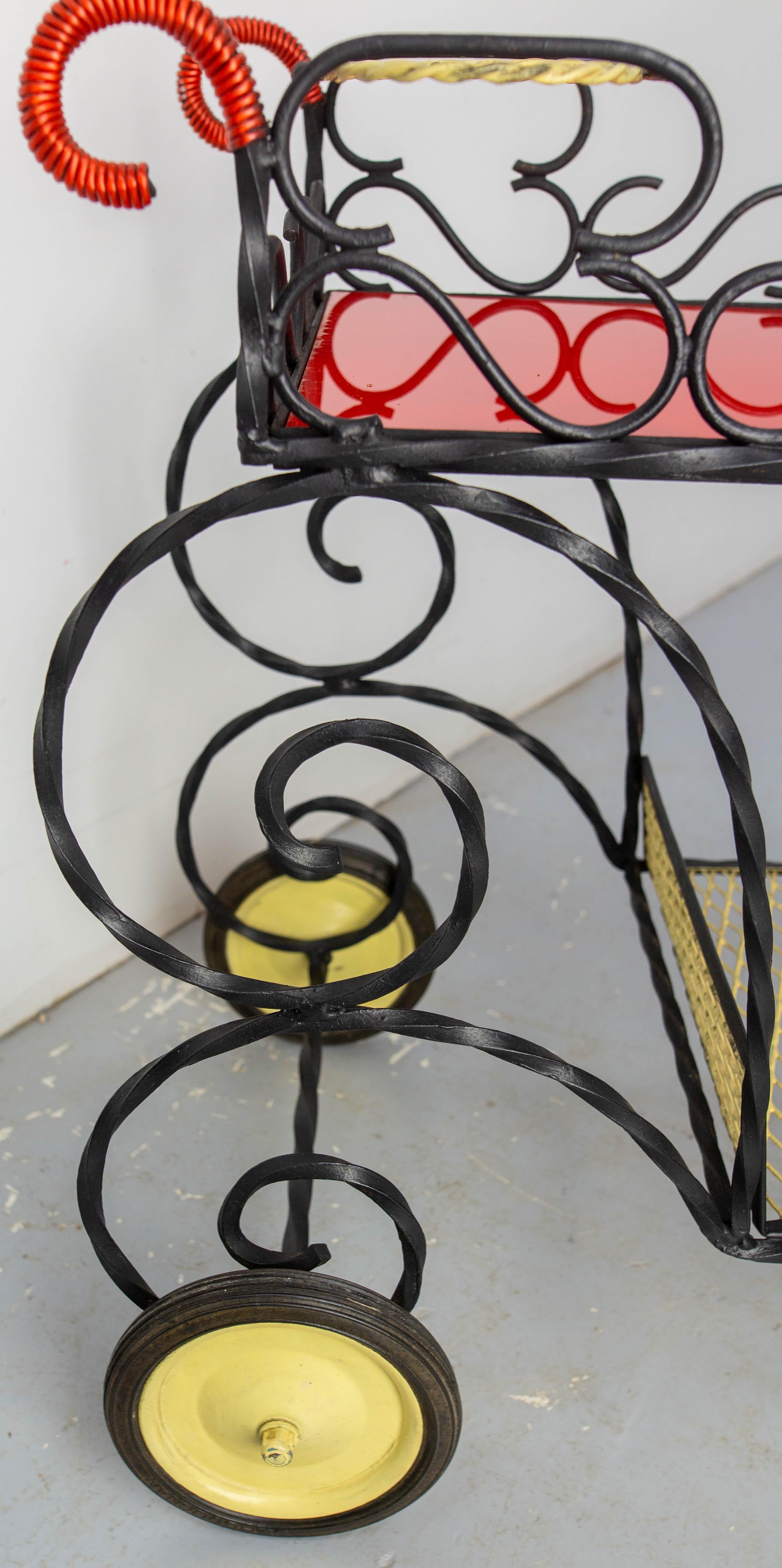 Chariot de bar en métal noir et plexiglas rouge et jaune du milieu du siècle, circa 1950 en vente 4
