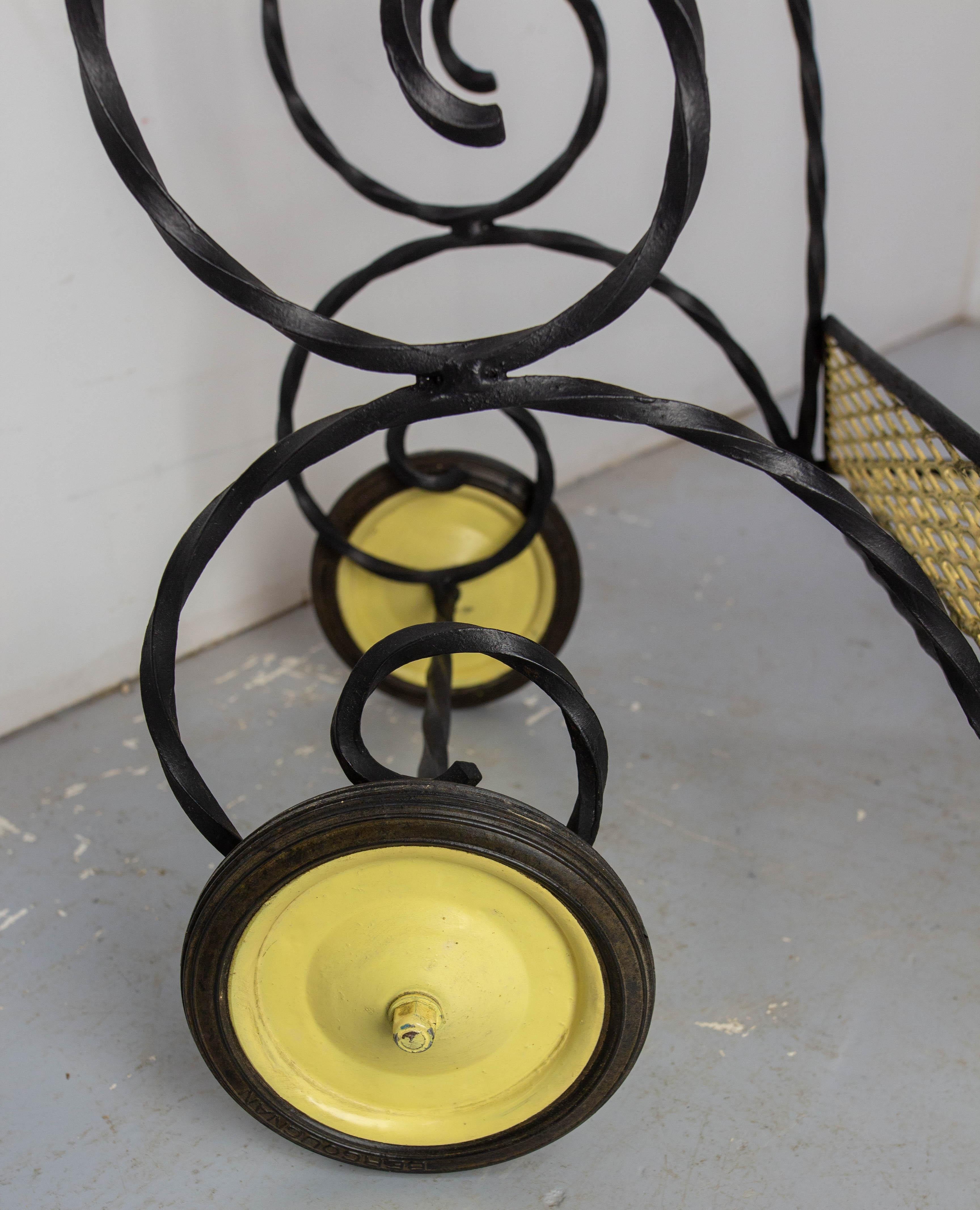 Chariot de bar en métal noir et plexiglas rouge et jaune du milieu du siècle, circa 1950 en vente 5