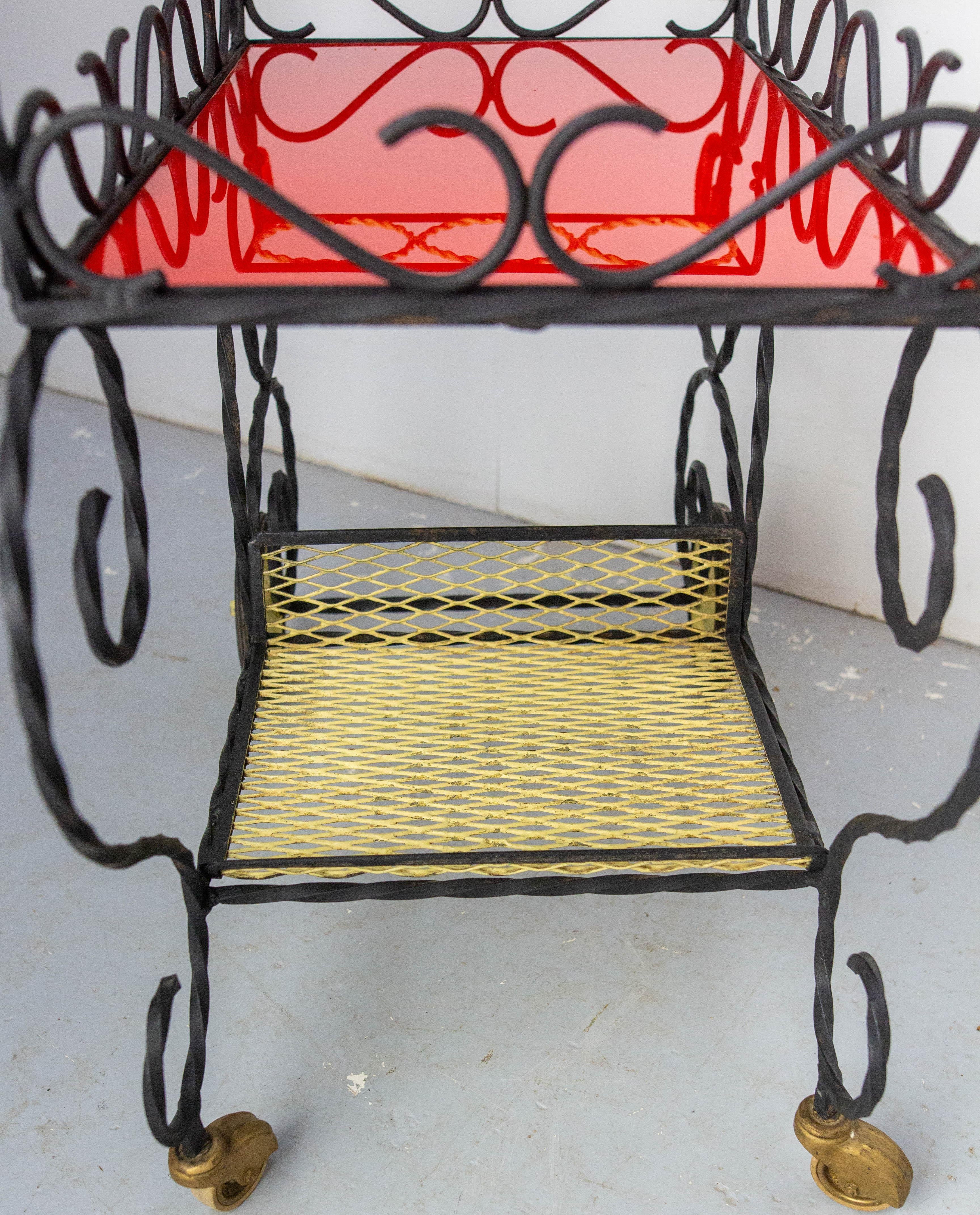 Chariot de bar en métal noir et plexiglas rouge et jaune du milieu du siècle, circa 1950 en vente 7