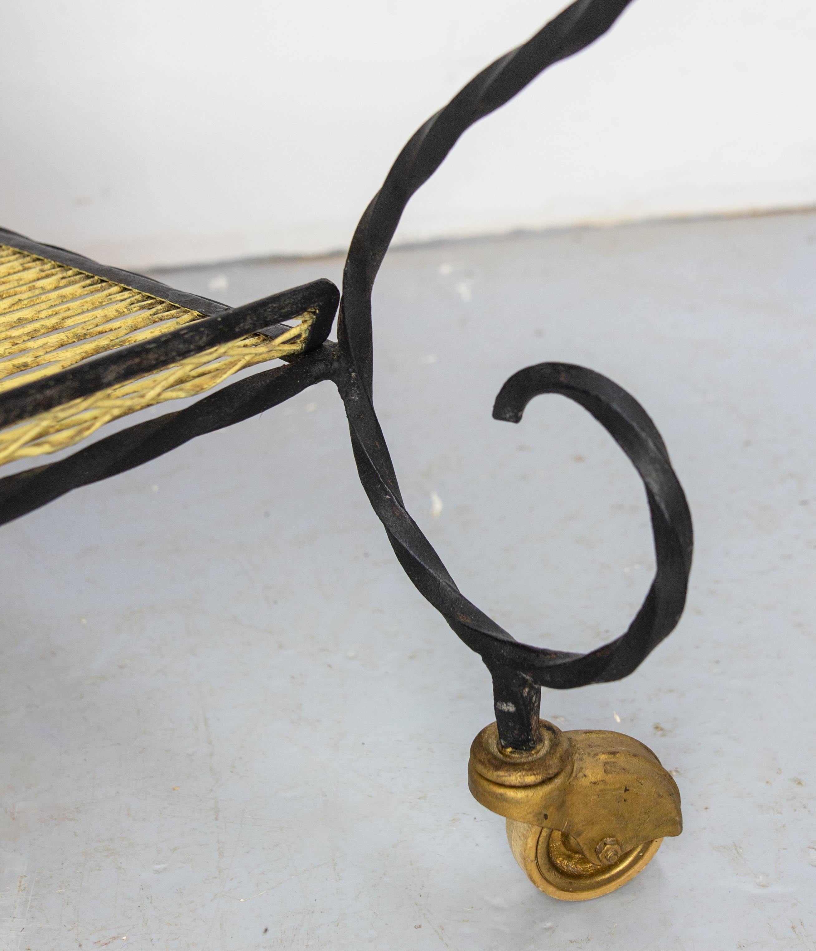 Chariot de bar en métal noir et plexiglas rouge et jaune du milieu du siècle, circa 1950 en vente 8