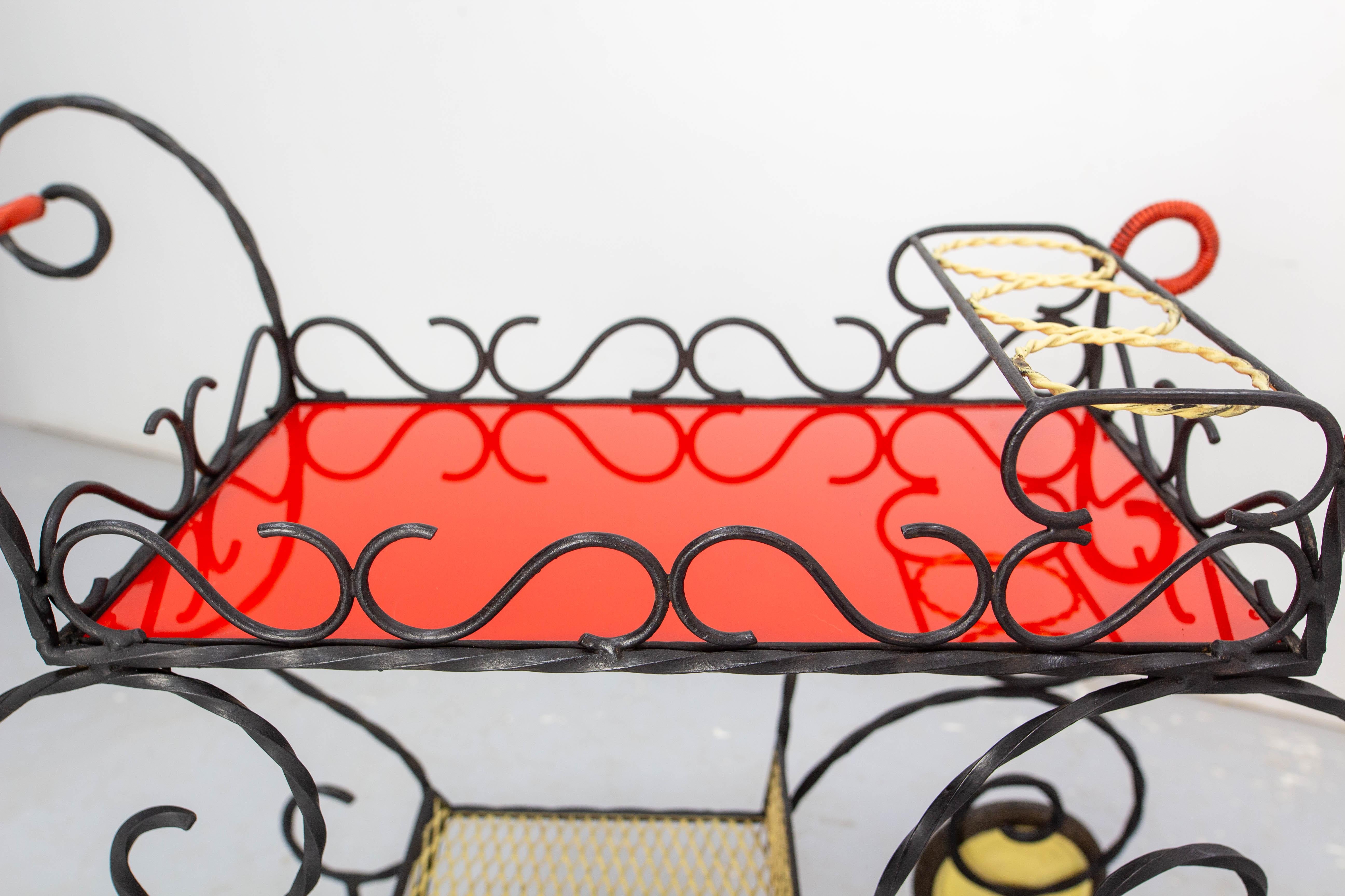 Chariot de bar en métal noir et plexiglas rouge et jaune du milieu du siècle, circa 1950 en vente 9