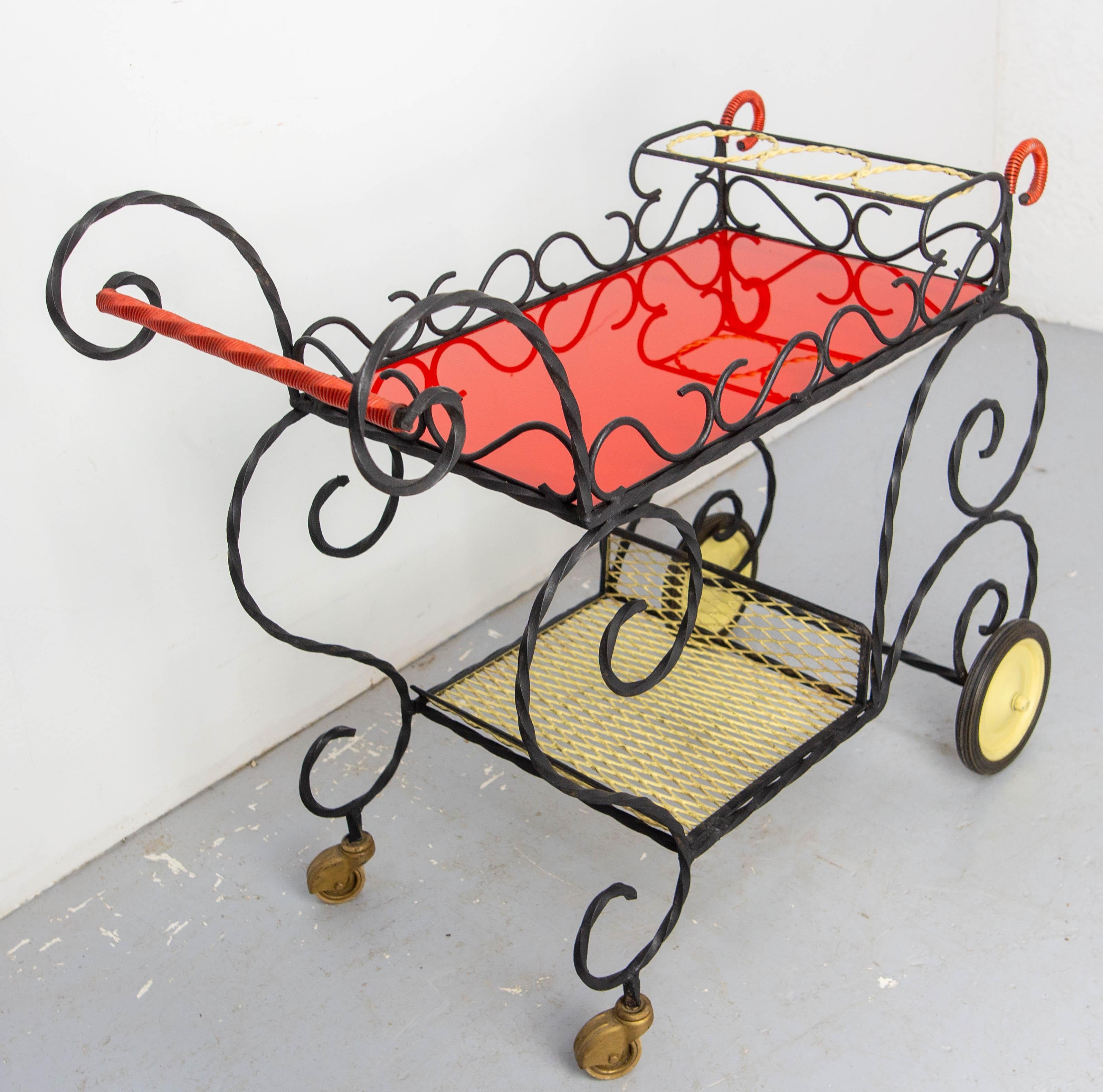 Mid-Century Modern Chariot de bar en métal noir et plexiglas rouge et jaune du milieu du siècle, circa 1950 en vente