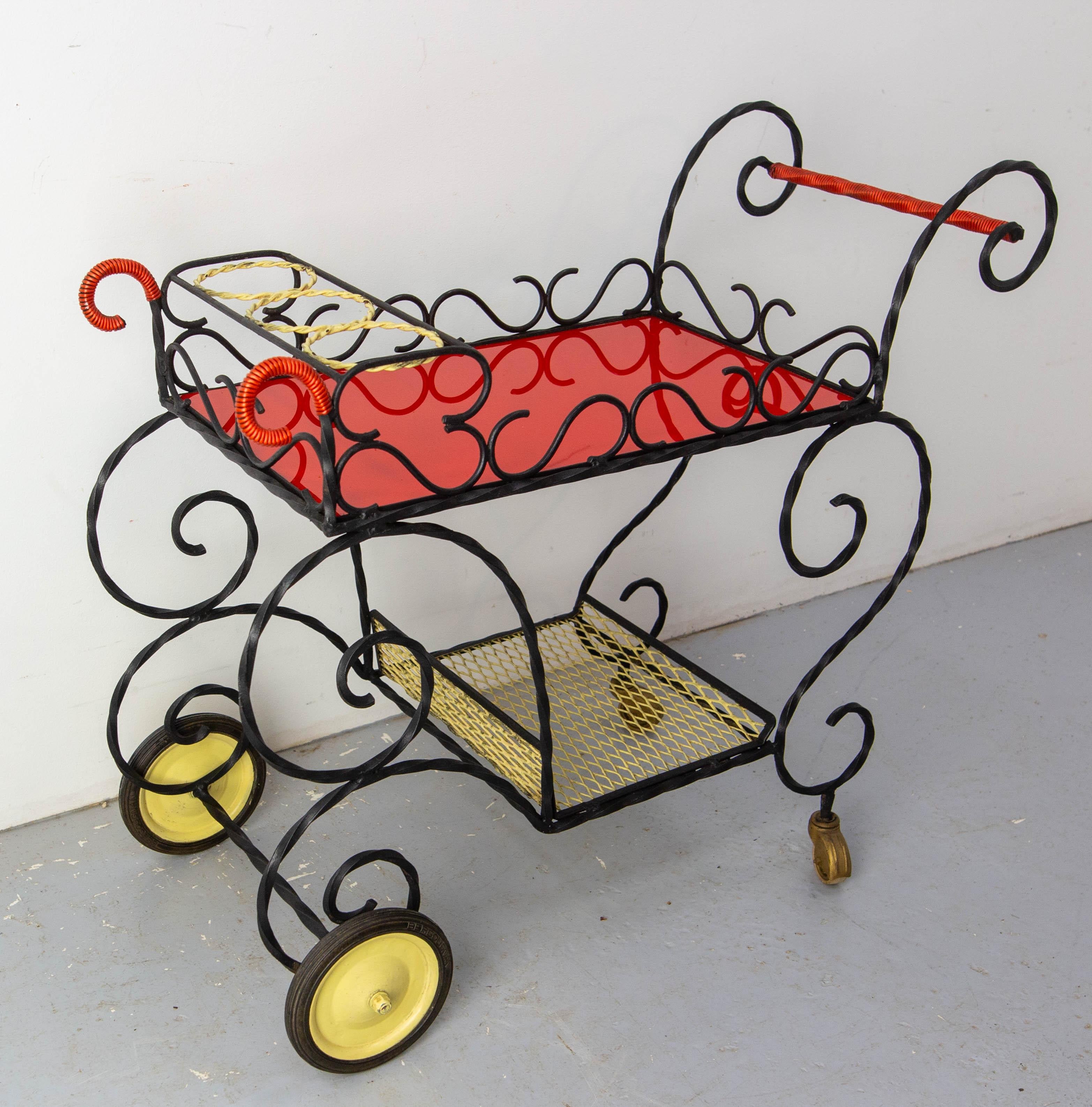 20ième siècle Chariot de bar en métal noir et plexiglas rouge et jaune du milieu du siècle, circa 1950 en vente