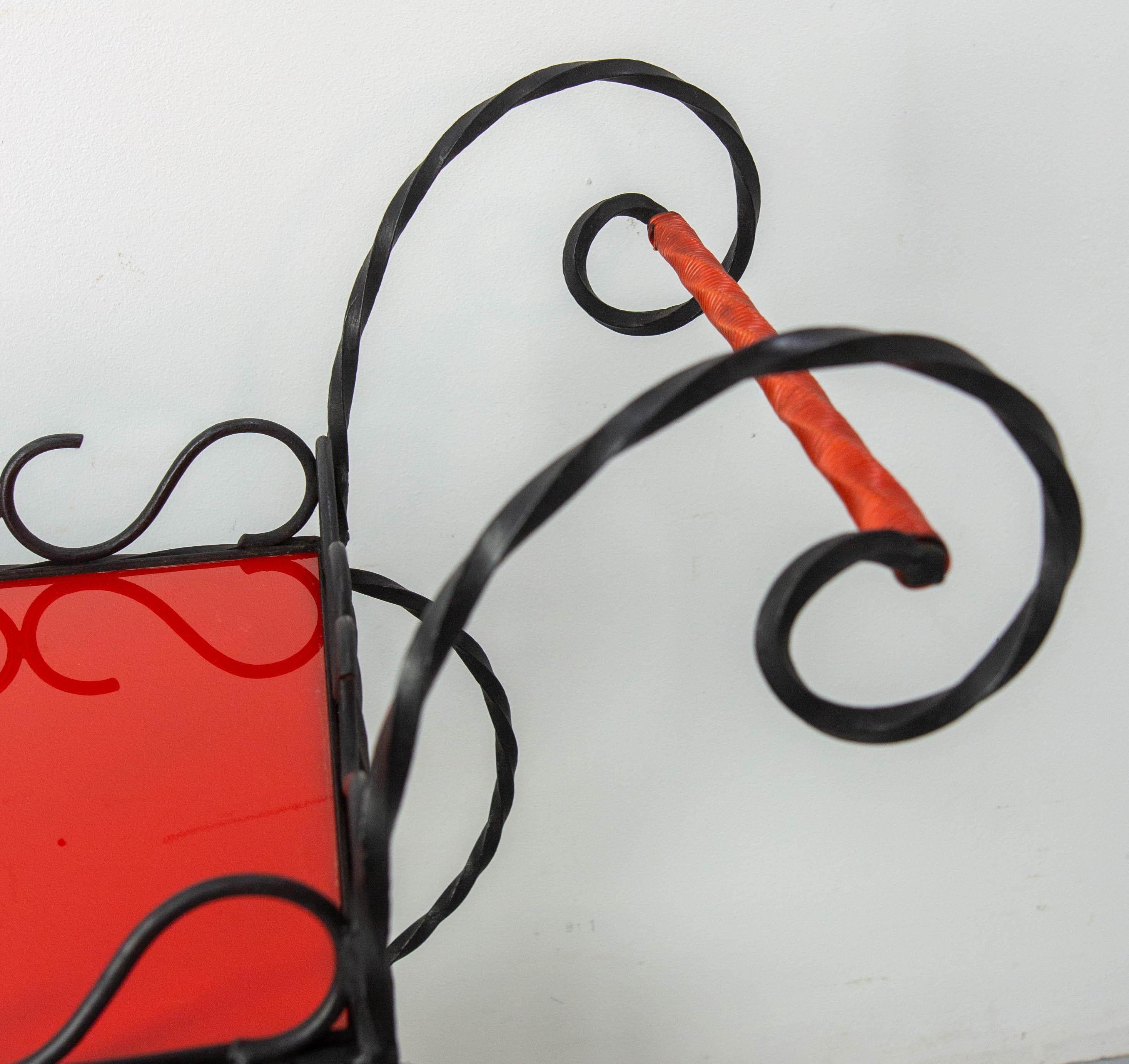 Métal Chariot de bar en métal noir et plexiglas rouge et jaune du milieu du siècle, circa 1950 en vente