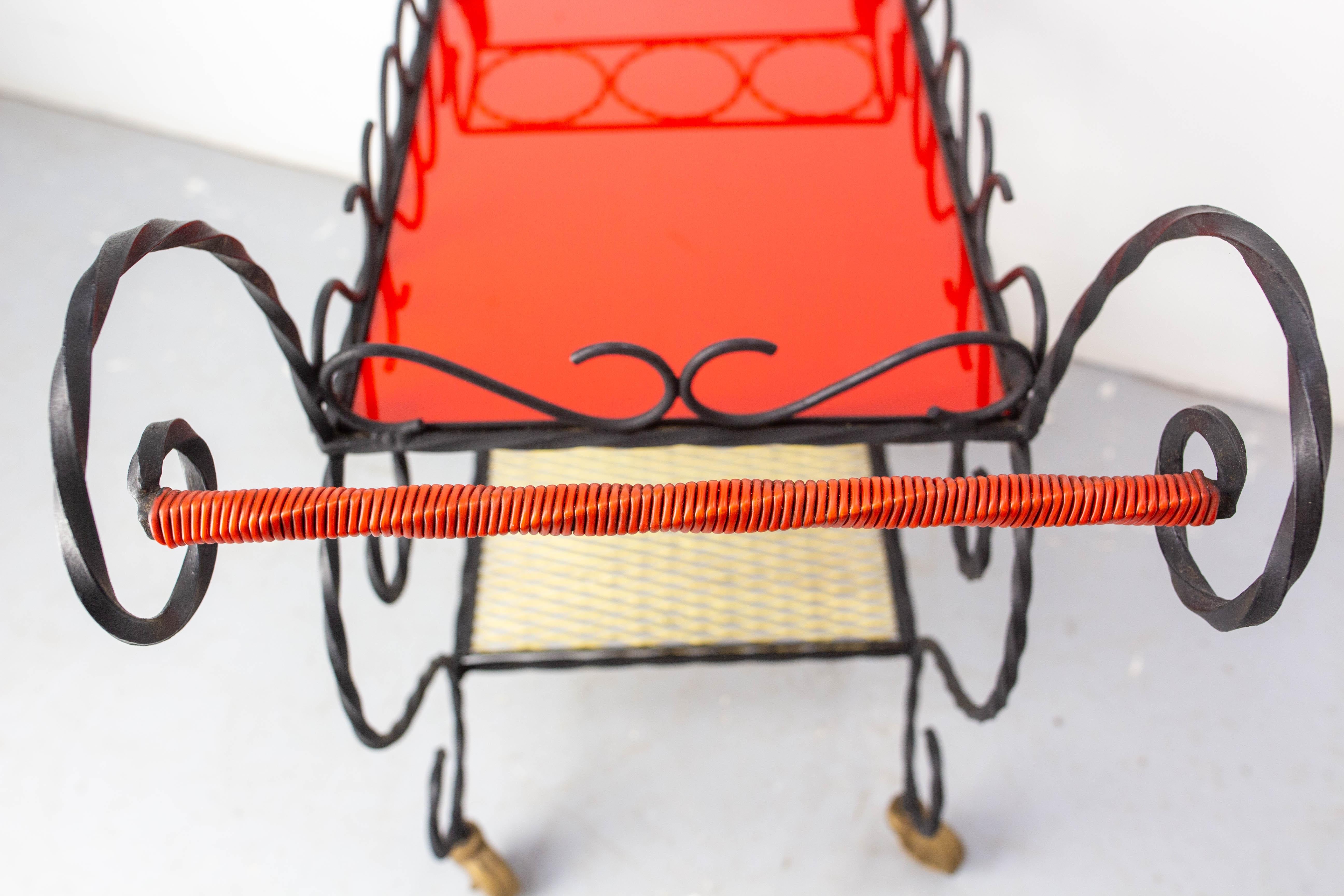 Chariot de bar en métal noir et plexiglas rouge et jaune du milieu du siècle, circa 1950 en vente 1