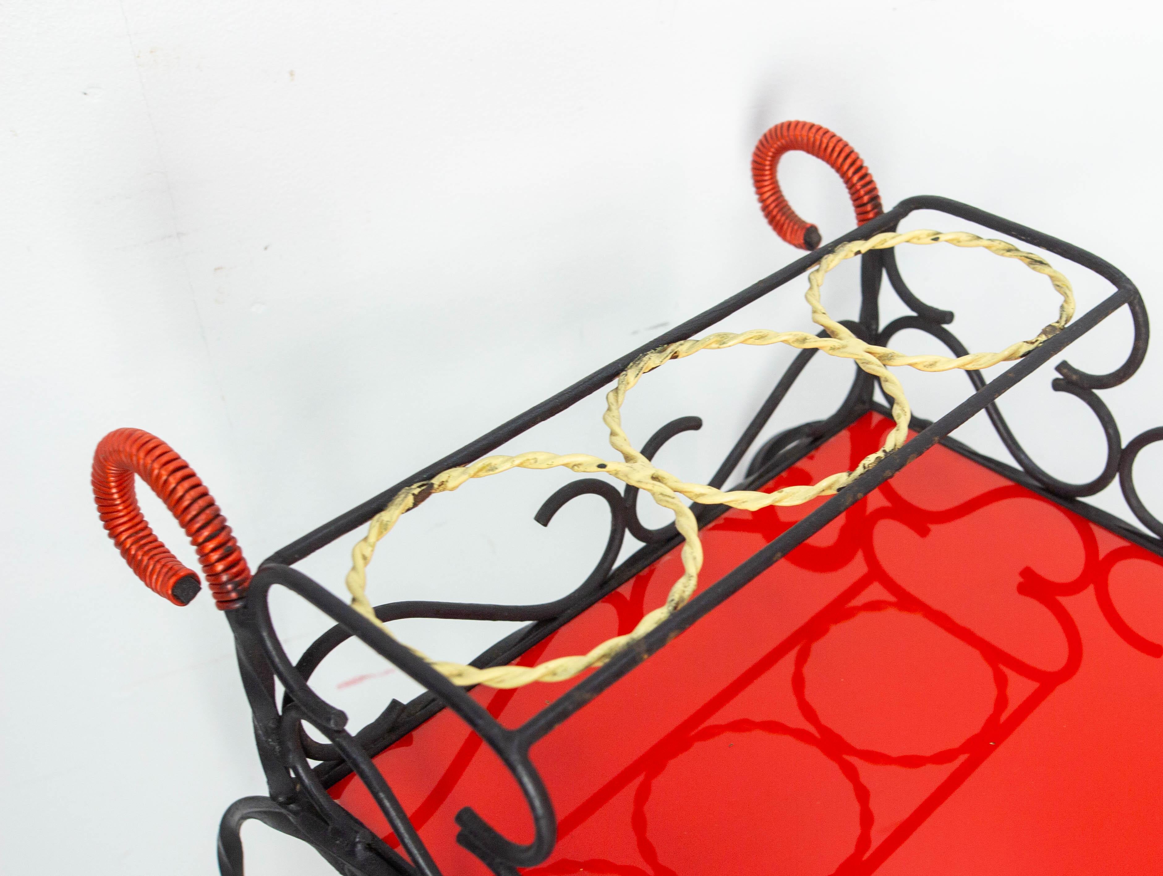 Chariot de bar en métal noir et plexiglas rouge et jaune du milieu du siècle, circa 1950 en vente 2