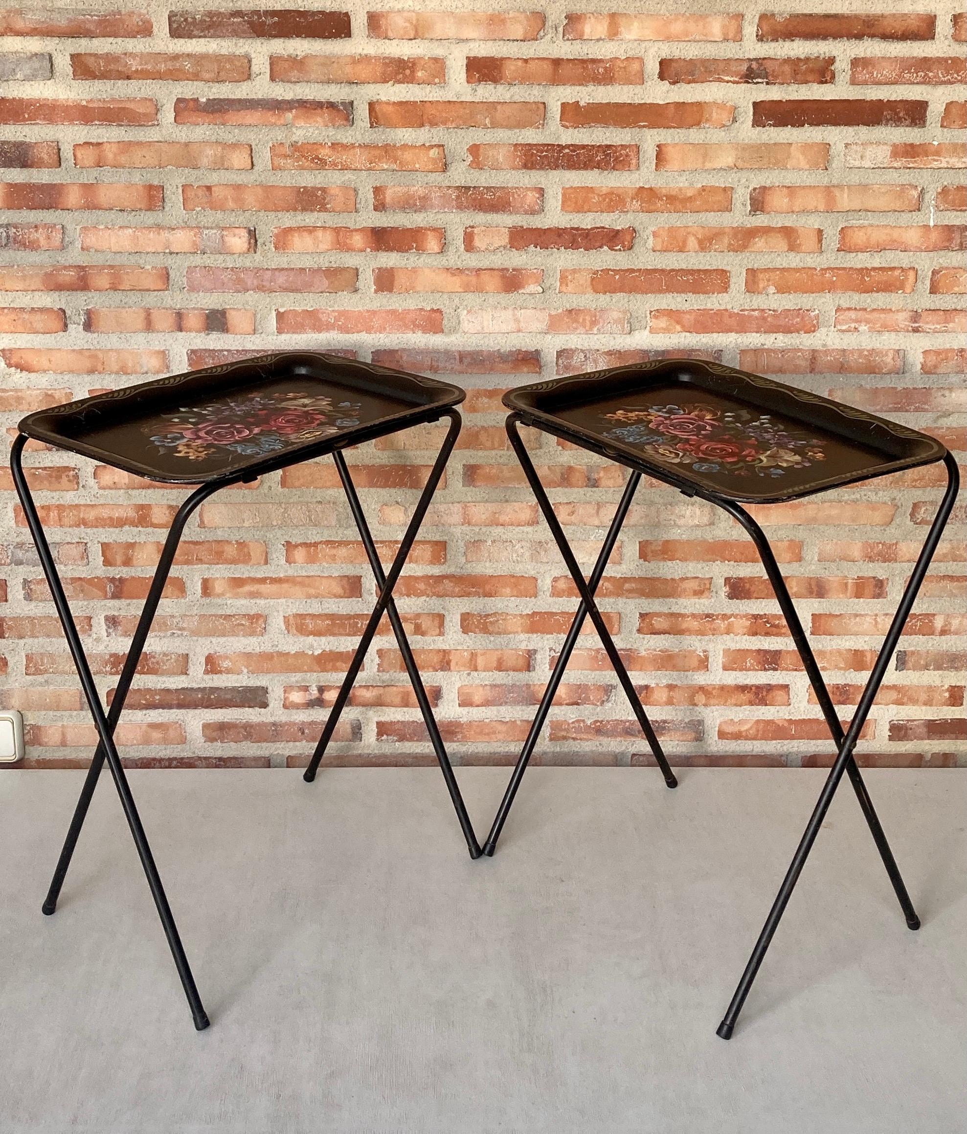 Two elegant antique metal butler trays in black, on an original stand dating to around 1960. Two good-size folding trays on an X-frame stand, all in an original finish. A quality and highly functional piece that would work equally well in a hall,